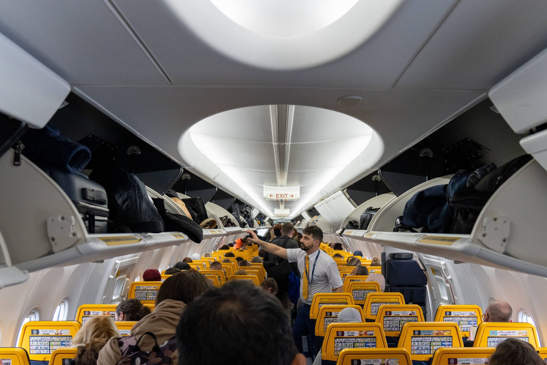 Volle Gepäckablagen: Ryanair plant härter gegen zu großes Handgepäck vorzugehen.