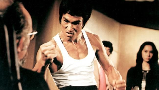 Szenenbild auf "Die Todeskralle schlägt wieder zu": Bruce Lee bedroht einen Mann.
