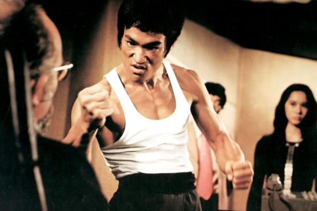 Szenenbild auf "Die Todeskralle schlägt wieder zu": Bruce Lee bedroht einen Mann.
