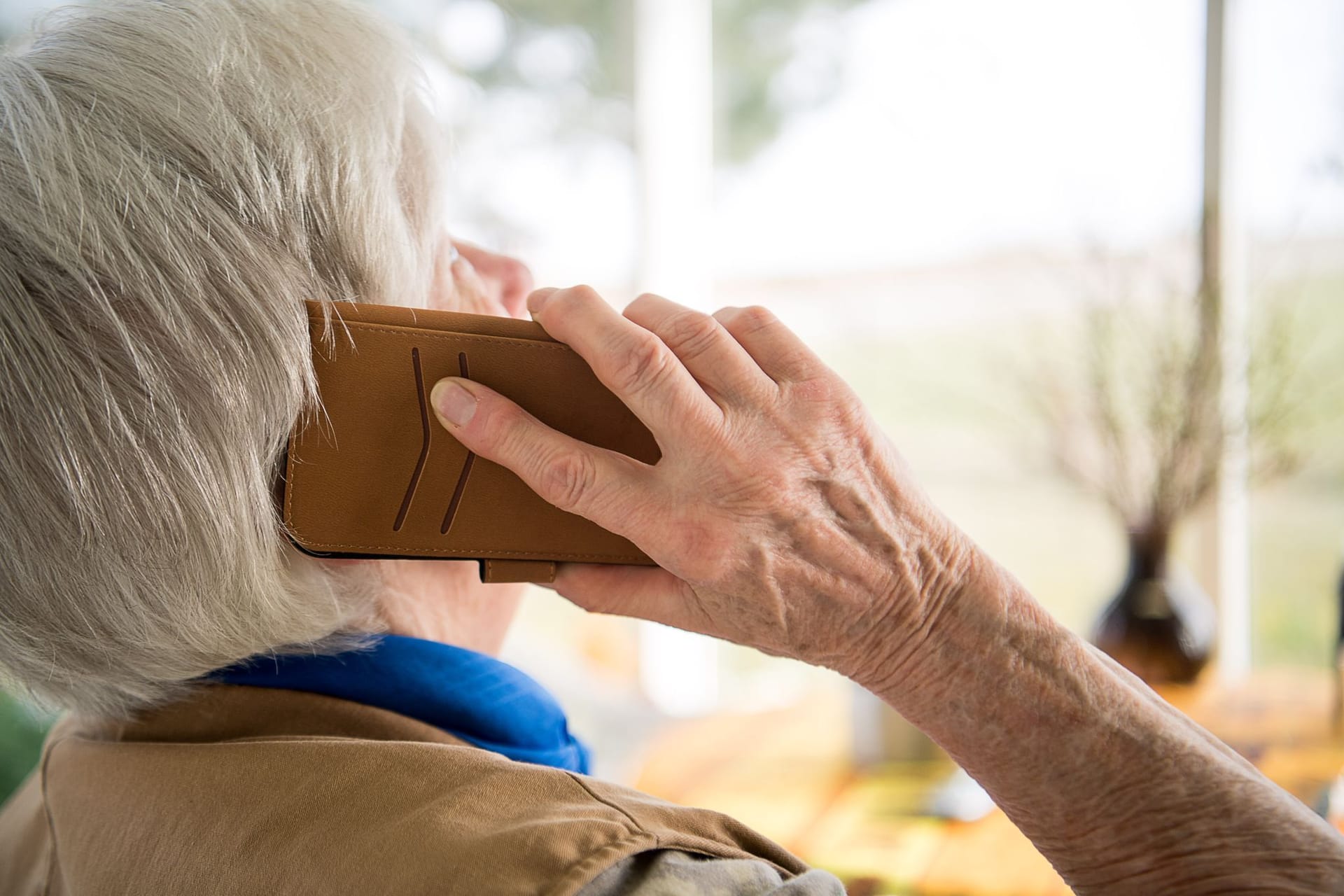 Seniorin und Telefon