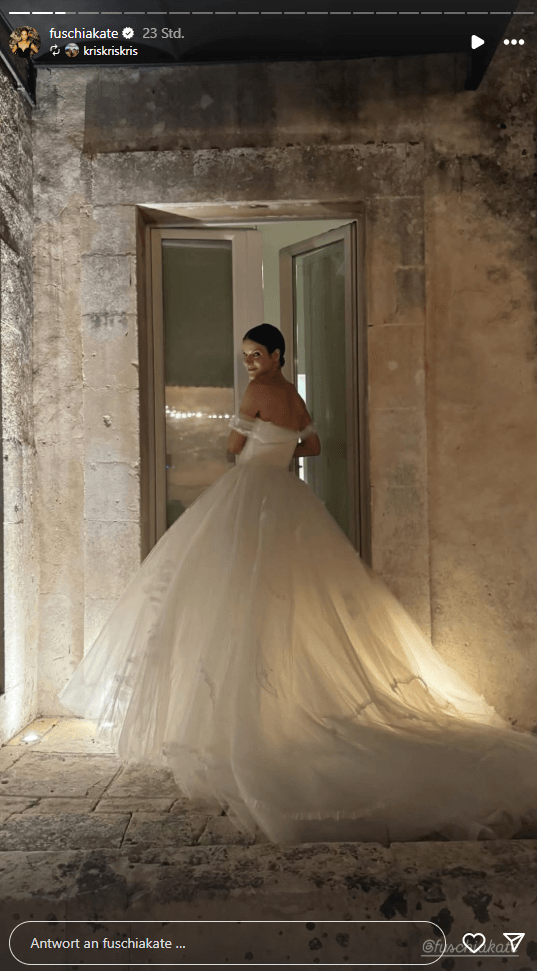Kate Summer: Die Braut trug ein Tüllkleid mit langer Schleppe.