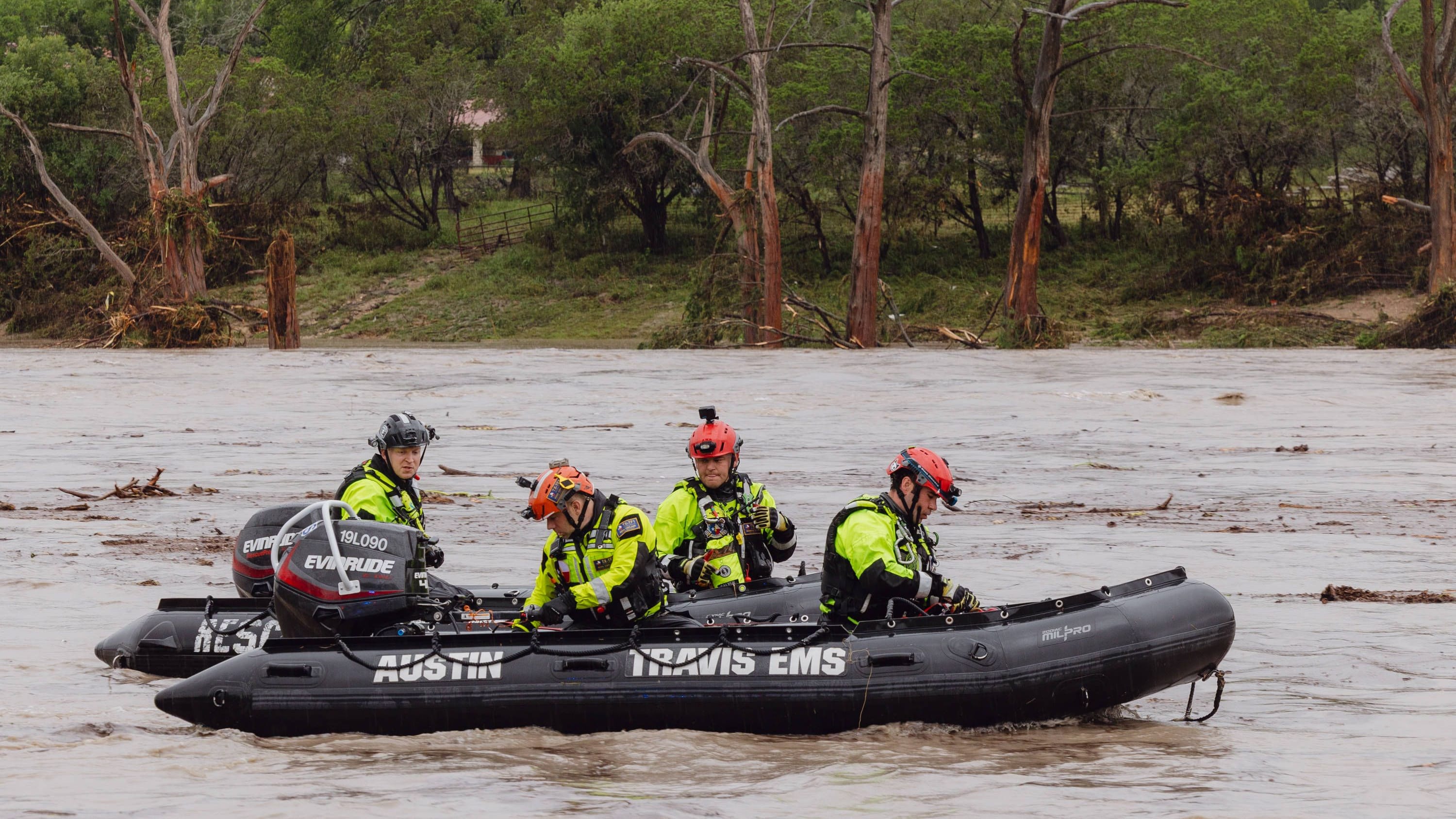 Helfer auf dem Guadalupe River im Kerr County im US-Bundesstaat Texas.