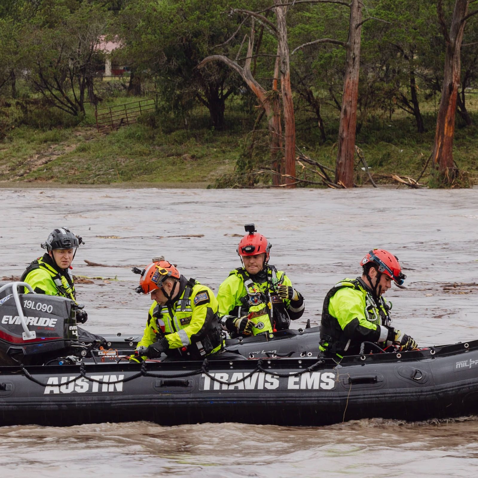 Helfer auf dem Guadalupe River im Kerr County im US-Bundesstaat Texas.