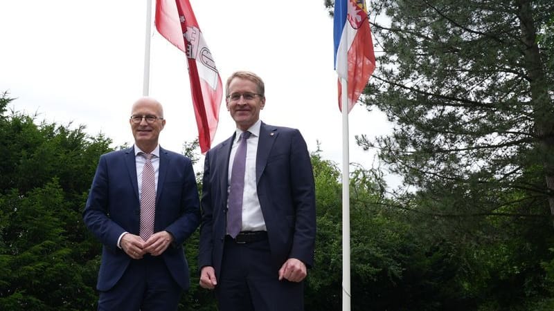 Daniel Günther (r, CDU), Ministerpräsident von Schleswig-Holstein, steht neben Peter Tschentscher (l, SPD), Erster Bürgermeister von Hamburg.