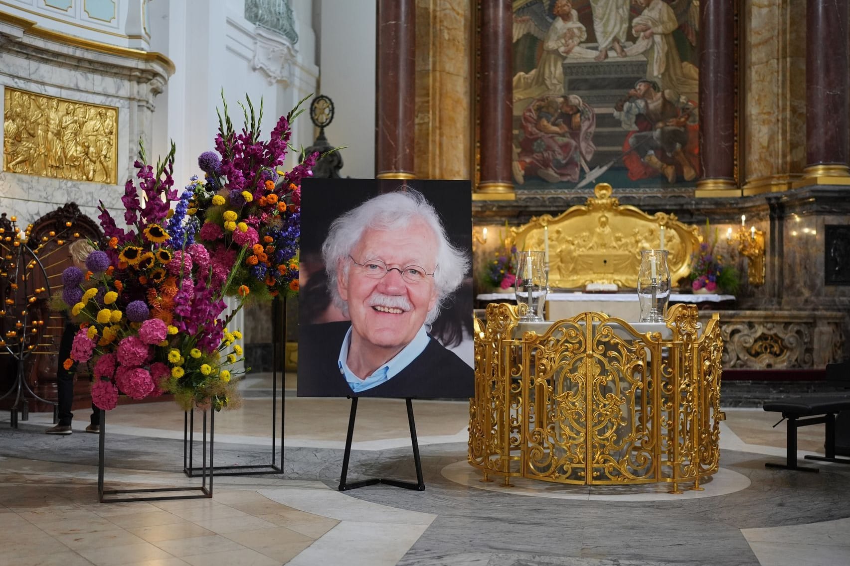 Ein Porträt von Carlo von Tiedemann und bunter Blumenschmuck: Im Michel nahmen Familie, Freunde und Fans Abschied von dem Kult-Moderator.