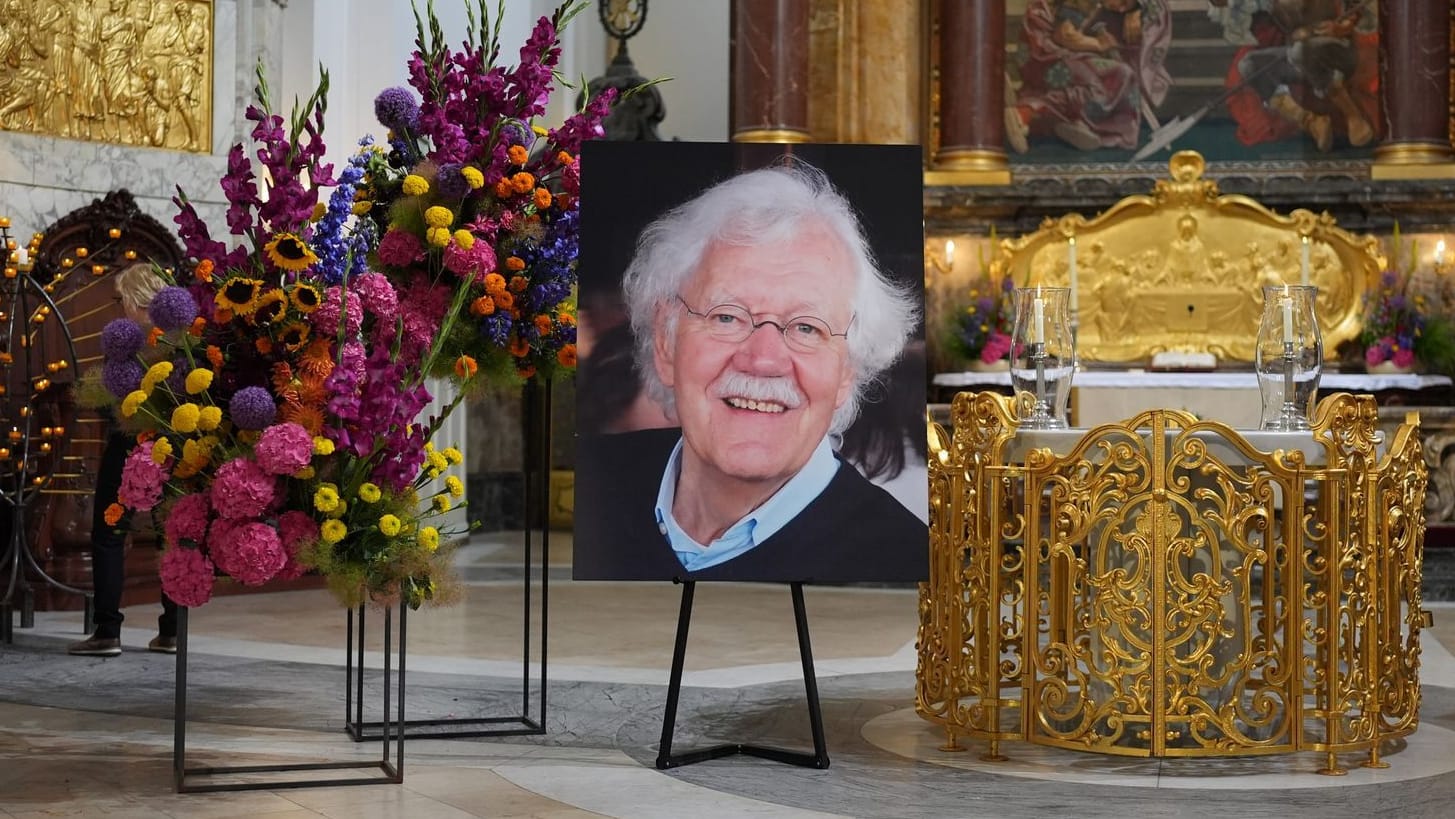 Ein Porträt von Carlo von Tiedemann und bunter Blumenschmuck: Im Michel nahmen Familie, Freunde und Fans Abschied von dem Kult-Moderator.