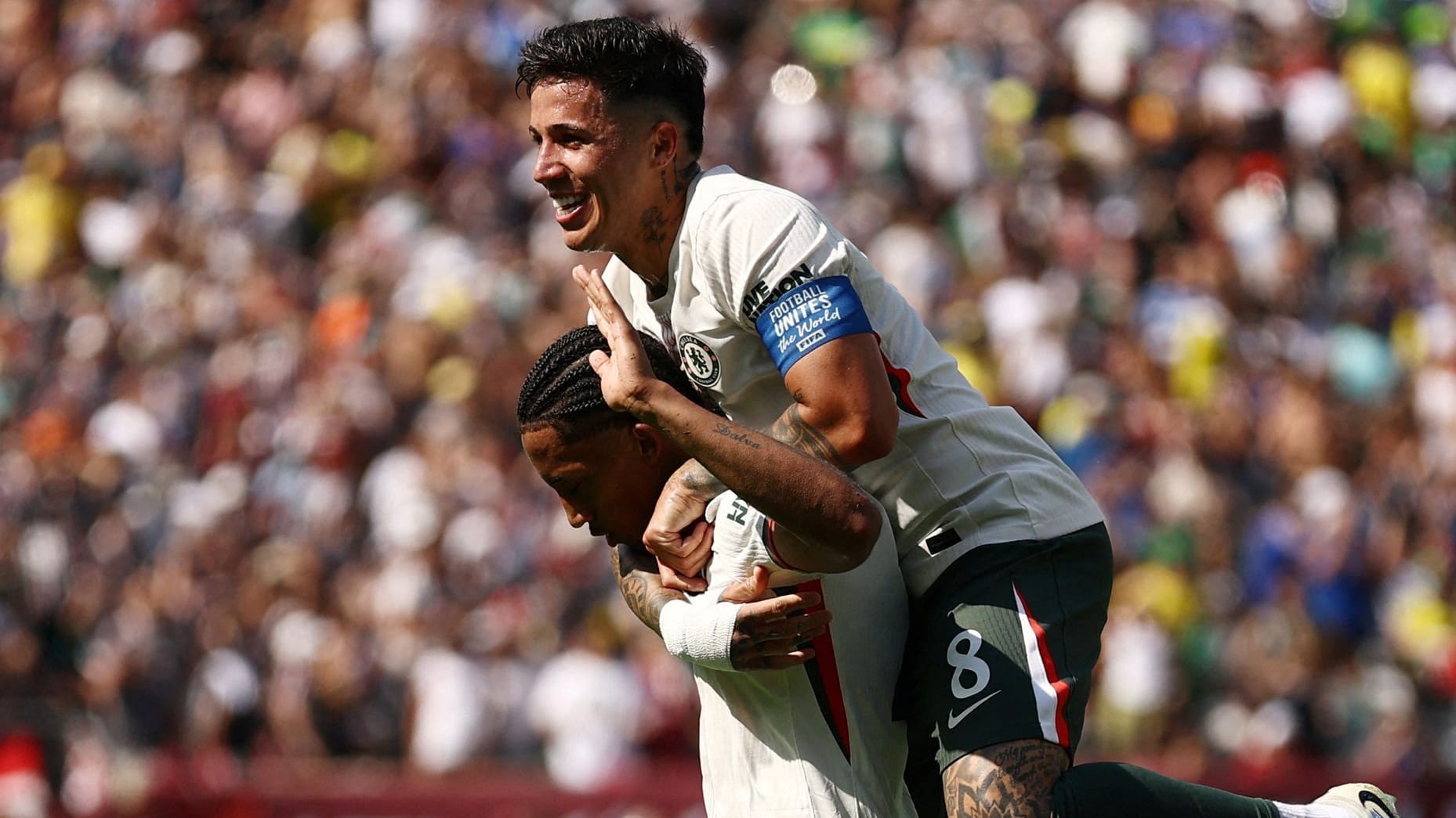 João Pedro mit Enzo Fernandez (oben): Der Brasilianer schoss Chelsea gegen seine Landsleute mit einem Doppelpack ins Finale der Klub-WM.