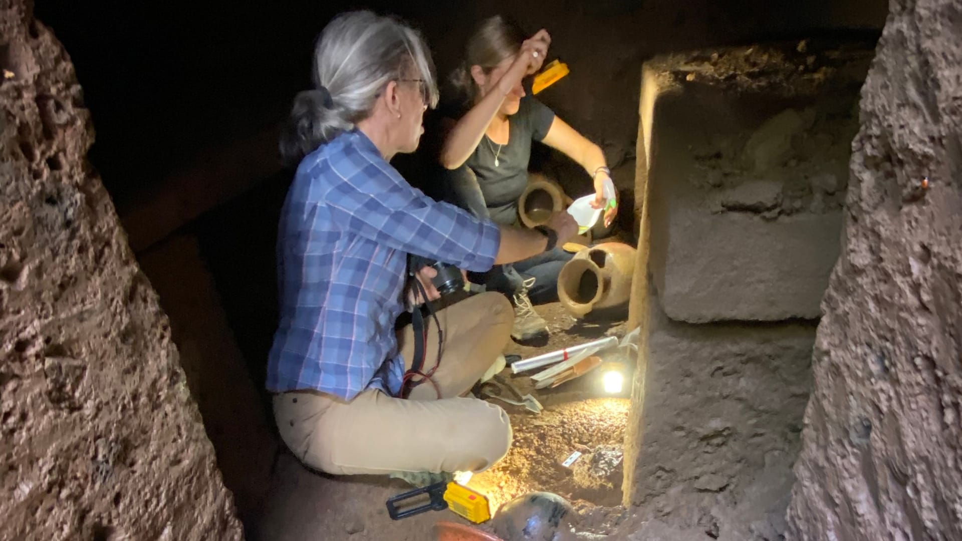 Noch völlig intakt: Eine Archäologin arbeitet an Tontöpfen im Inneren der Grabkammer. Noch völlig intakt: Eine Archäologin arbeitet an Tontöpfen im Inneren der Grabkammer.