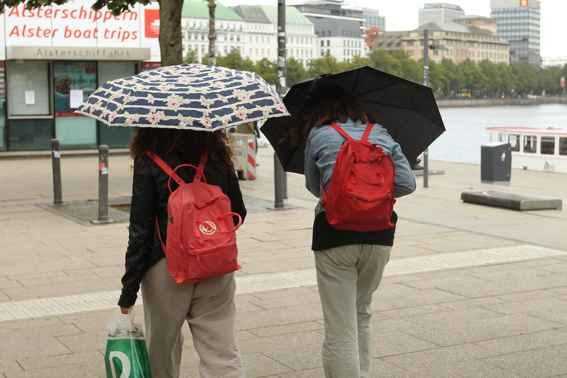 Frauen mit Regenschirmen am Jungfernstieg (Symbolfoto:): In Hamburg und Schleswig-Holstein bleibt das Wetter wechselhaft.