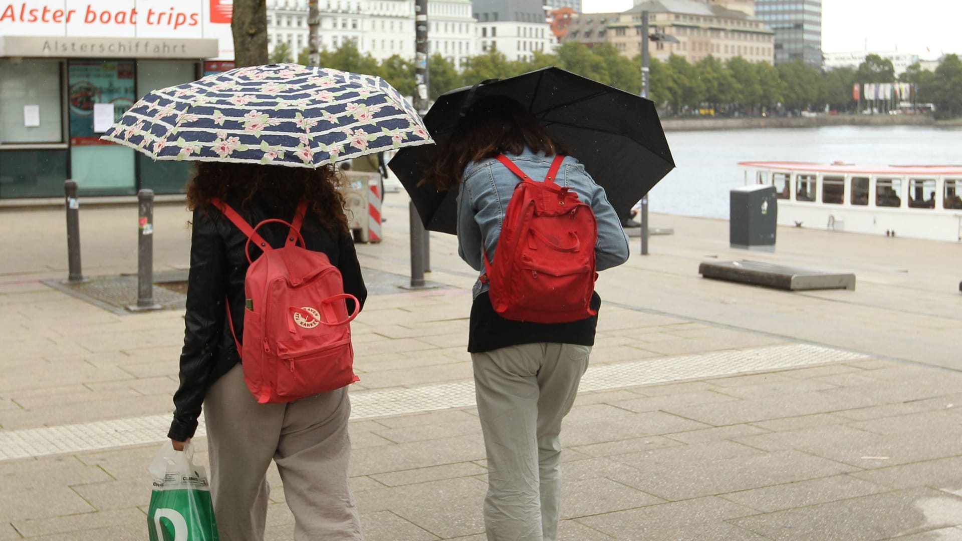 Frauen mit Regenschirmen am Jungfernstieg (Symbolfoto:): In Hamburg und Schleswig-Holstein bleibt das Wetter wechselhaft. Frauen mit Regenschirmen am Jungfernstieg (Symbolfoto:): In Hamburg und Schleswig-Holstein bleibt das Wetter wechselhaft.