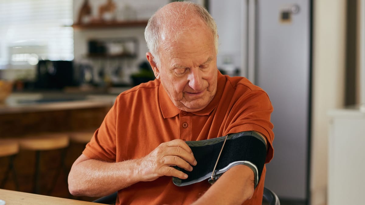 Niedriger oder hoher Blutdruck: Was im Alter gefährlicher ist