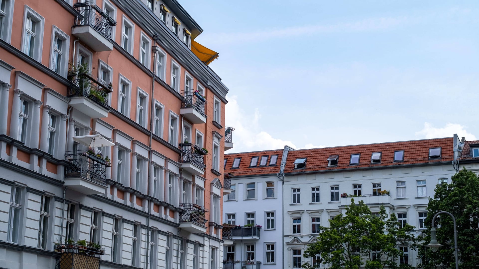 Wohnhäuser in der Hagenauer Straße im Prenzlauer Berg (Symbolfoto): Viele träumen von der eigenen Immobilie, doch das ist teuer.