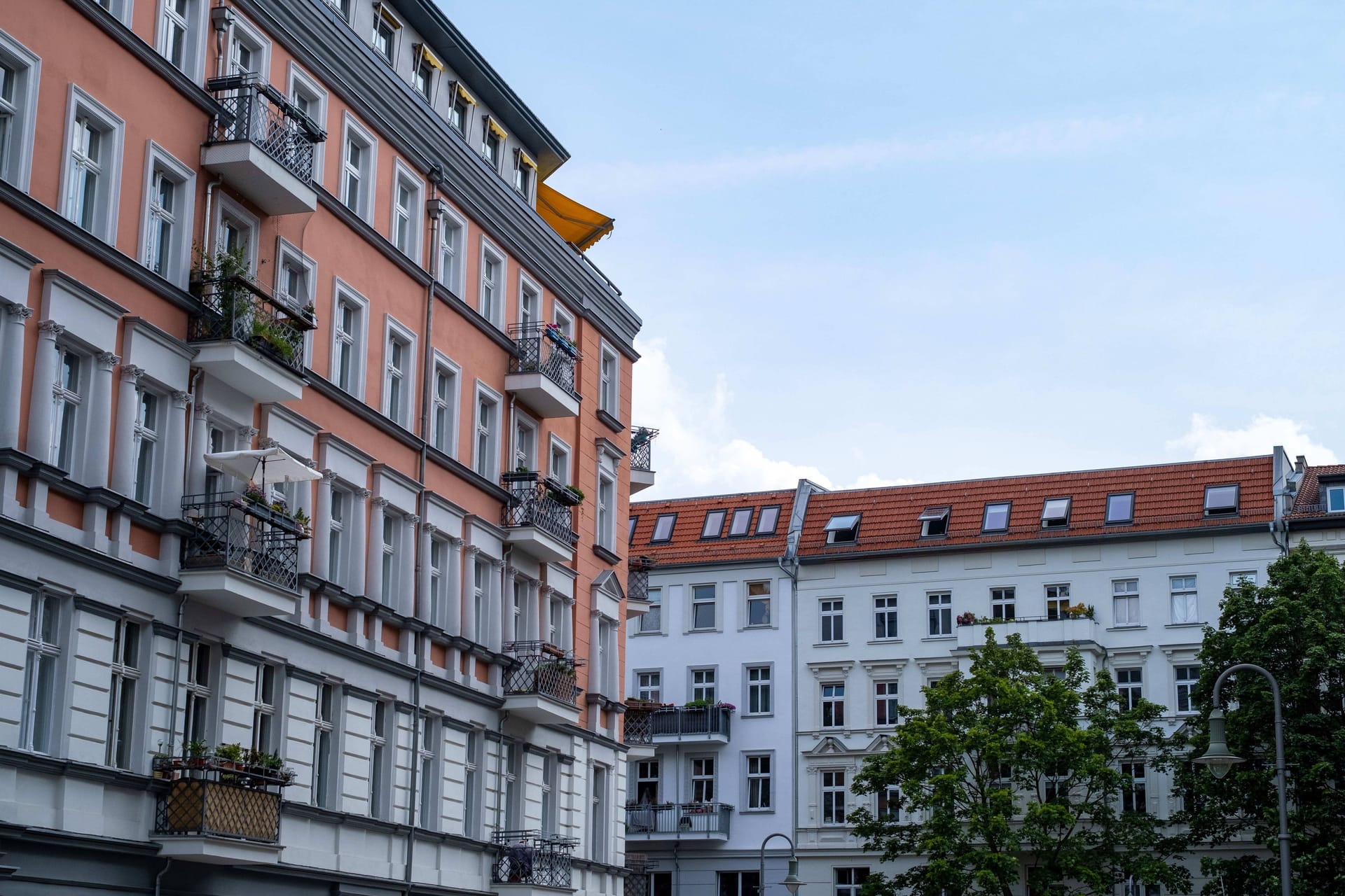 Wohnhäuser in der Hagenauer Straße im Prenzlauer Berg (Symbolfoto): Viele träumen von der eigenen Immobilie, doch das ist teuer.