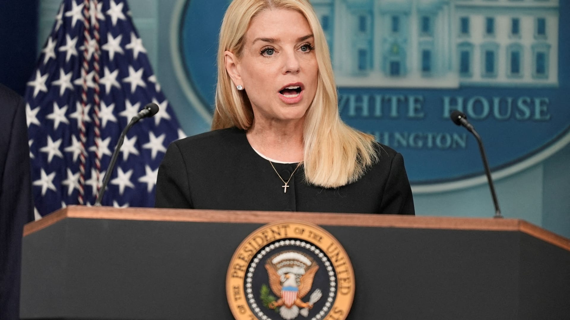 Trumps Justizministerin Pam Bondi im Presseraum des Weißen Hauses: Es gibt keine Kundenliste.