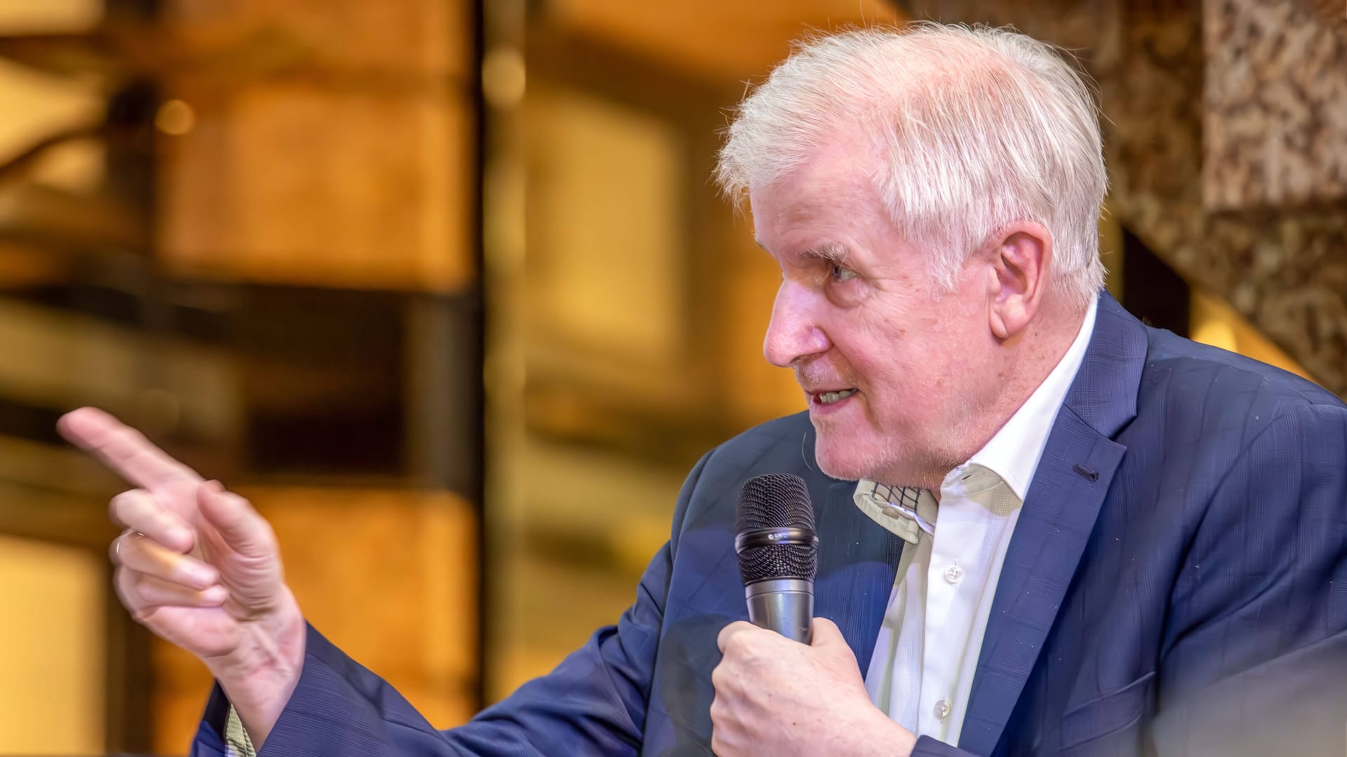 Der ehemalige bayerische Ministerpräsident Horst Seehofer: Er schaltet sich in die Debatte um eine SPD-Kandidatin fürs Verfassungsgericht ein. Der ehemalige bayerische Ministerpräsident Horst Seehofer: Er schaltet sich in die Debatte um eine SPD-Kandidatin fürs Verfassungsgericht ein.