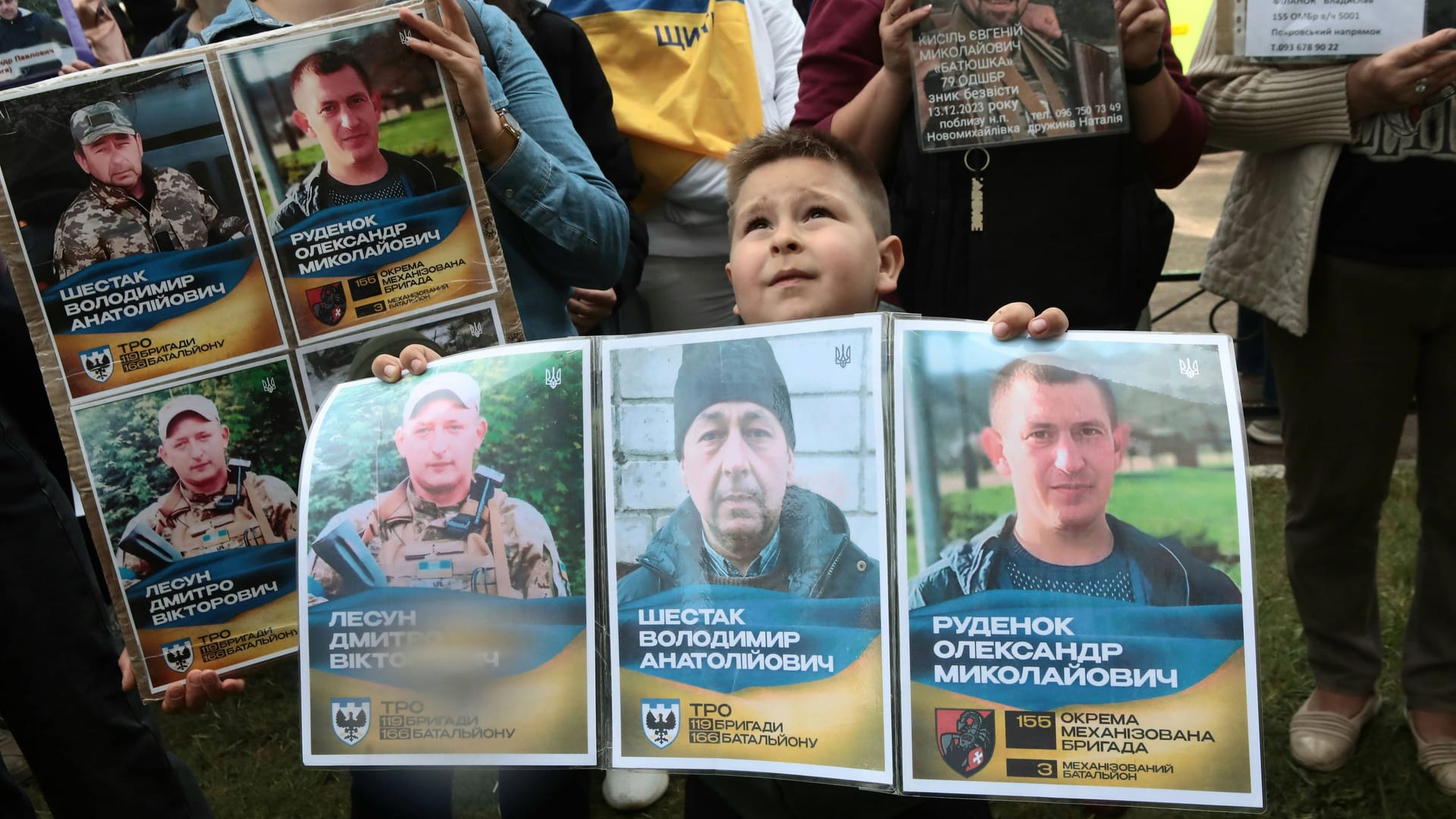 Demonstranten fordern in der Ukraine die Freilassung von ukrainischen Gefangenen durch Russland.