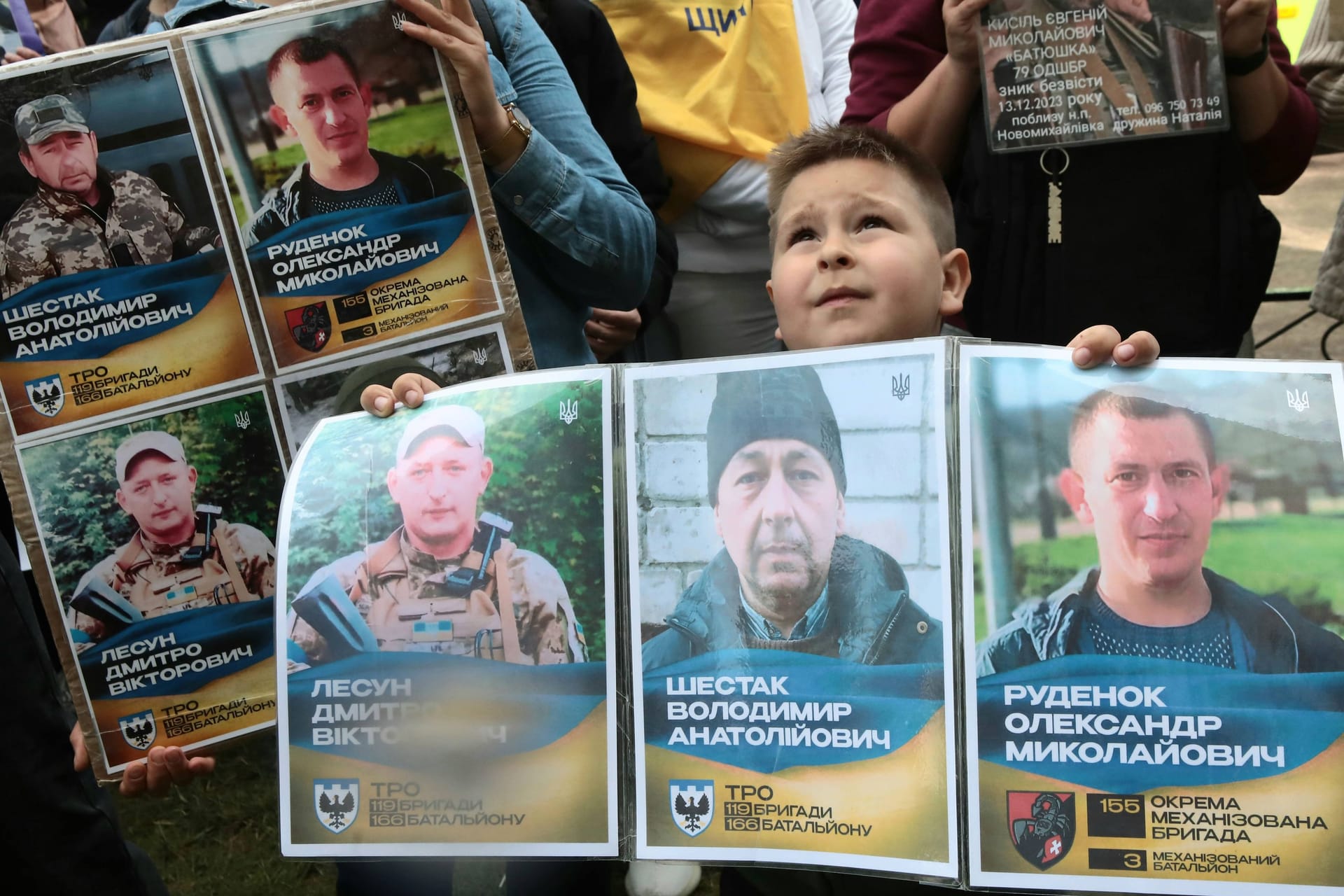 Demonstranten fordern in der Ukraine die Freilassung von ukrainischen Gefangenen durch Russland.