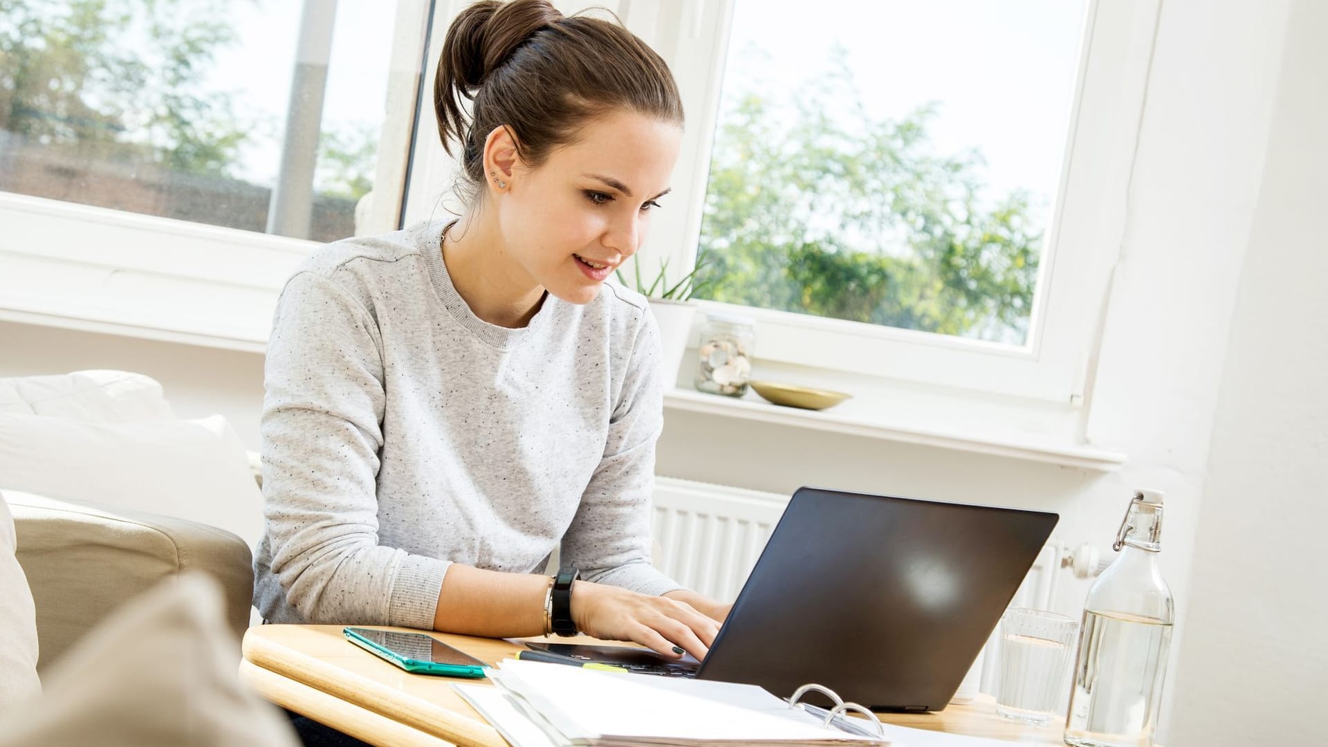 Eine Frau arbeitet am Laptop Eine Frau arbeitet am Laptop