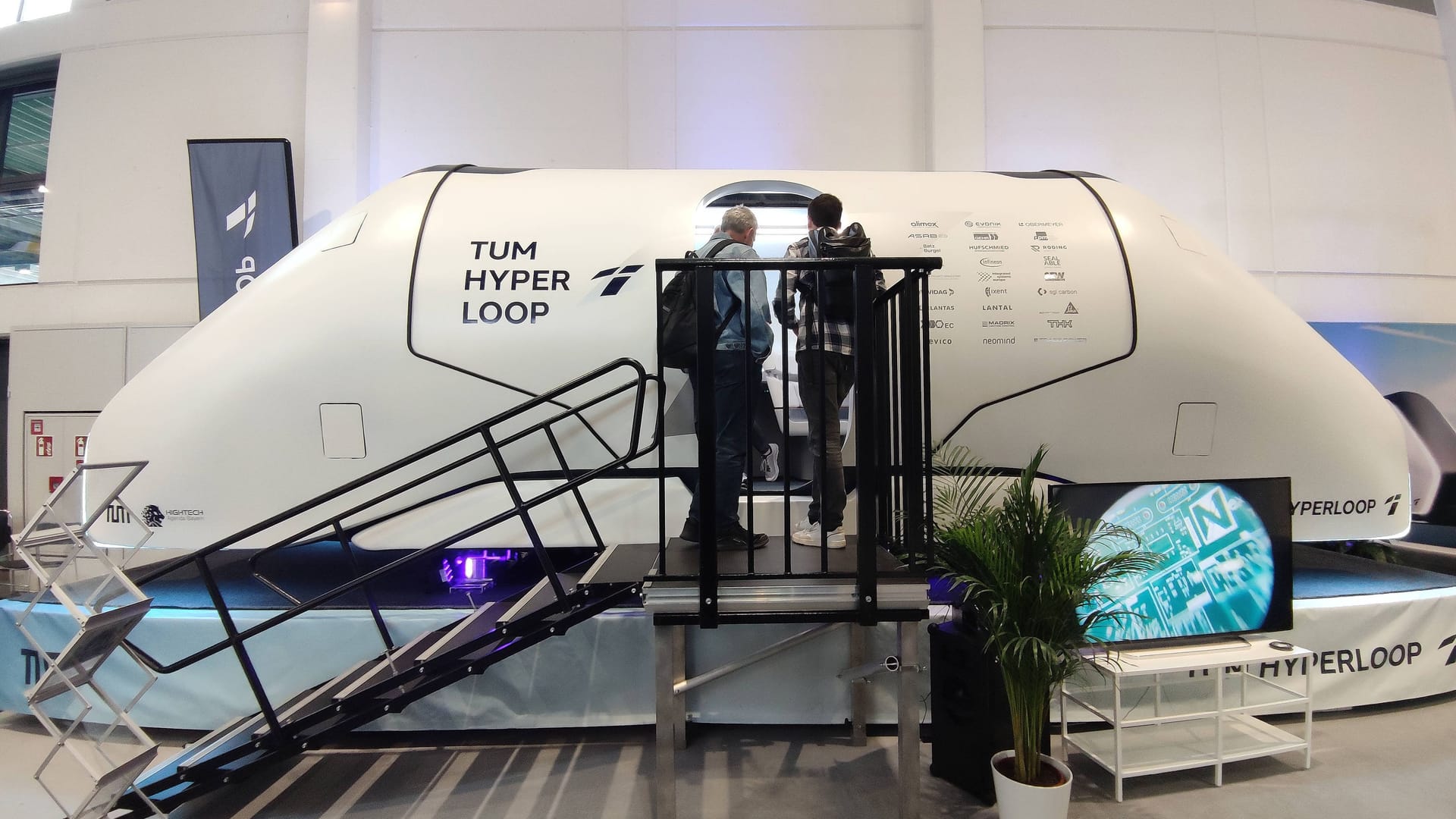 Begehbares Hyperloop-Modell auf einer Messe (Symbolbild): Das Transportsystem nutzt eine spezielle Technologie.