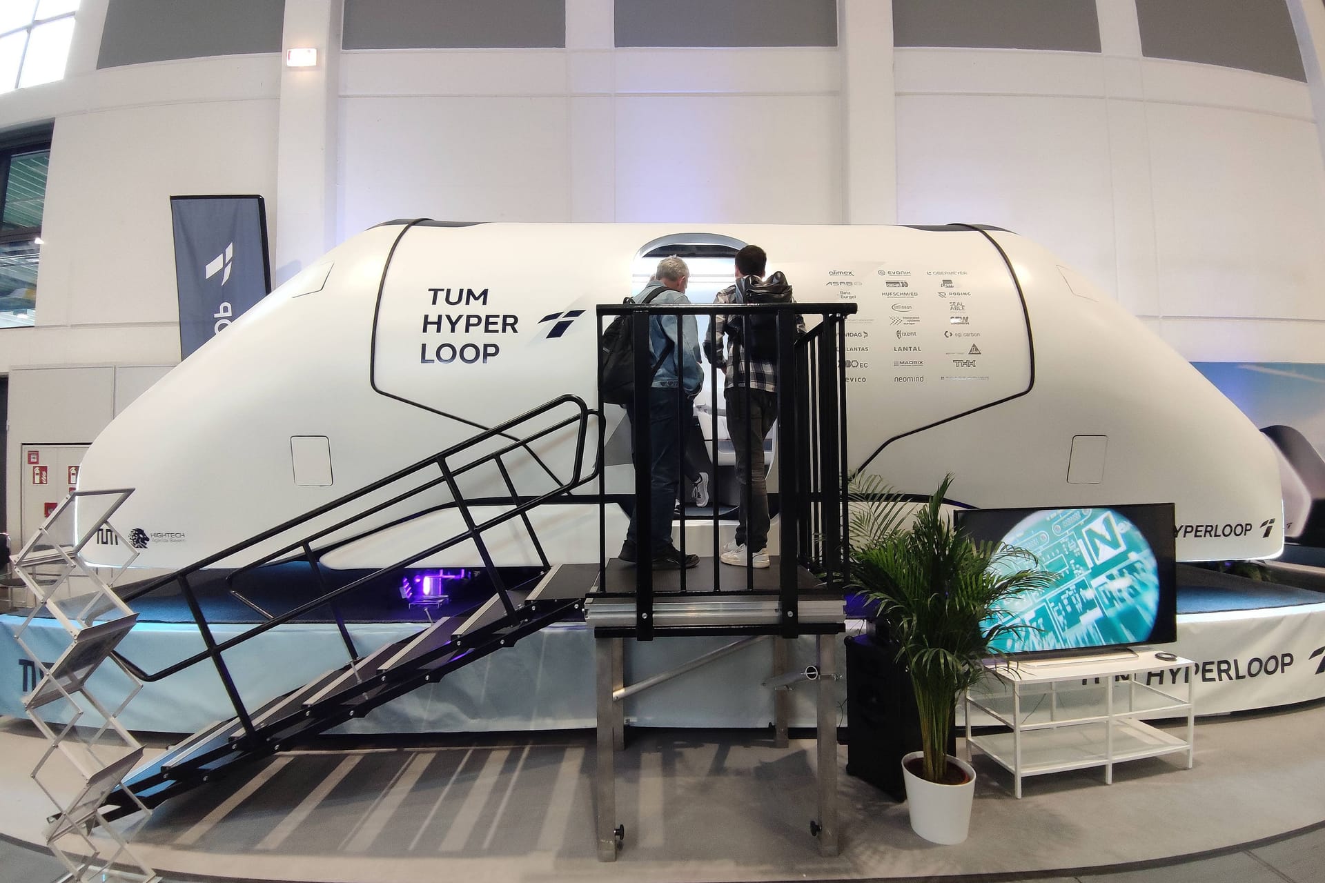 Begehbares Hyperloop-Modell auf einer Messe (Symbolbild): Das Transportsystem nutzt eine spezielle Technologie.