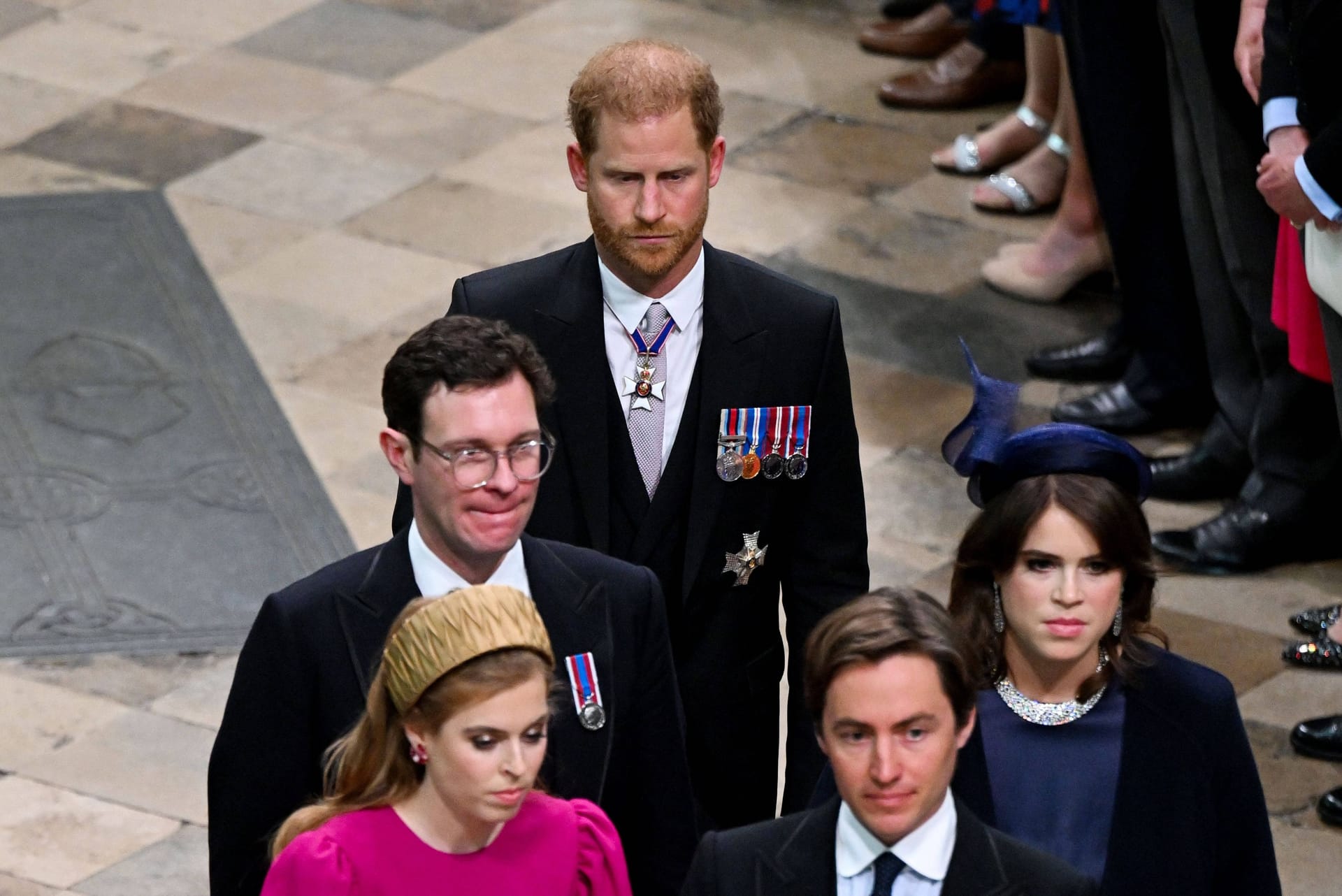 6. Mai 2023: Bei der Krönung von Charles betritt Harry allein und hinter seinen Cousinen die Westminster Abbey in London. Nach der Zeremonie fliegt er direkt zurück in die USA, nimmt nicht an einem gemeinsamen Essen und dem Gang auf den Balkon des Buckingham-Palastes teil.