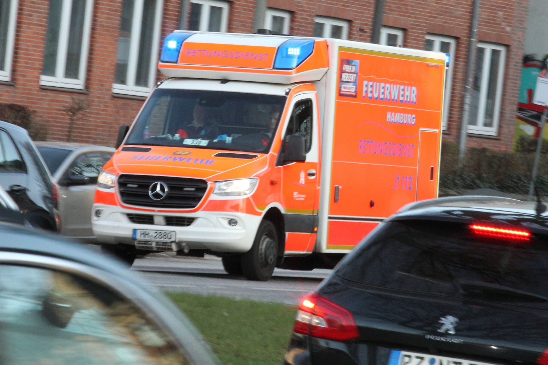 Ein Rettungswagen der Hamburger Feuerwehr (Symbolfoto): Ein Mann schwebt nach einem Unfall in Lebensgefahr.