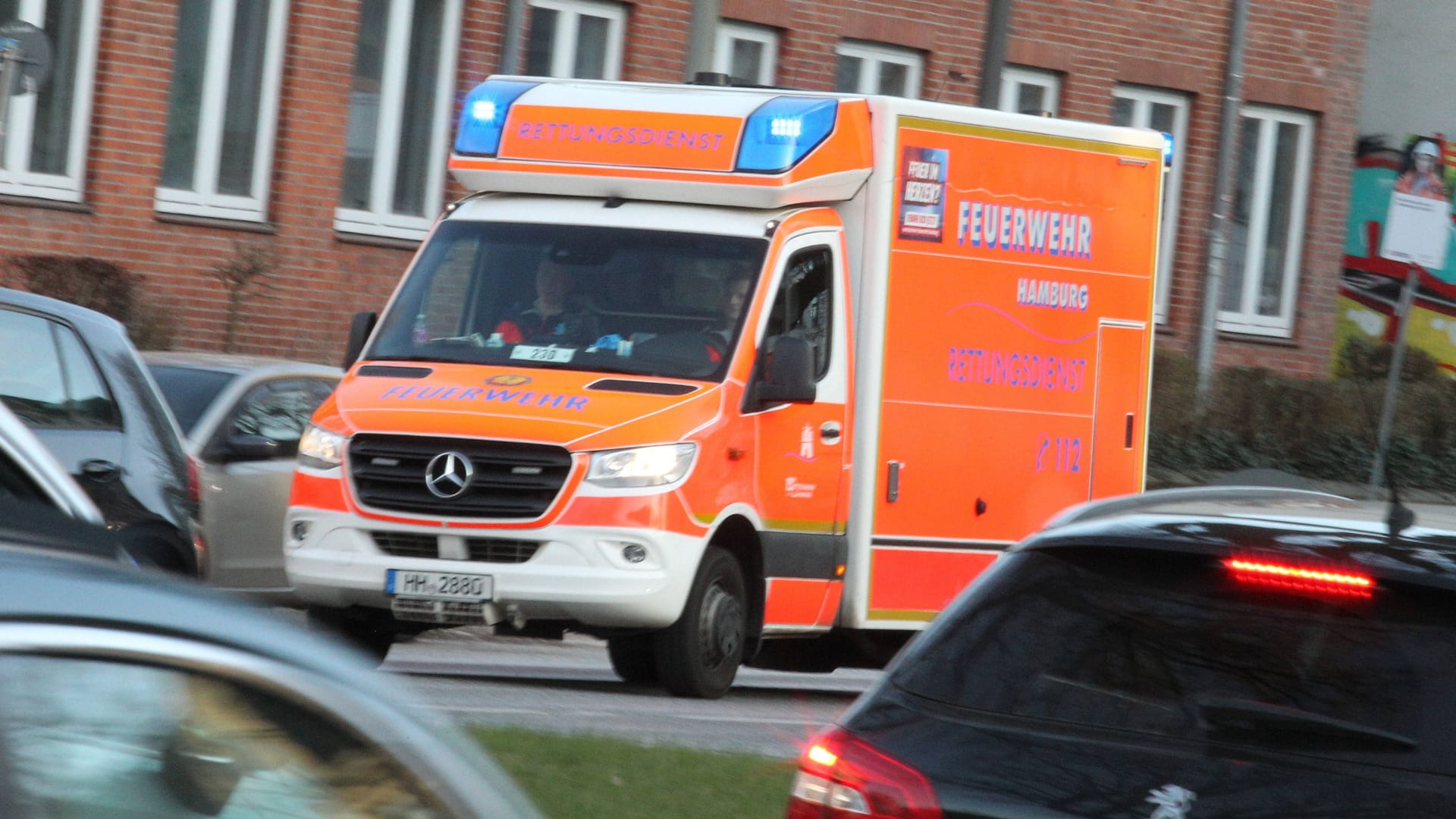 Ein Rettungswagen der Hamburger Feuerwehr (Symbolfoto): Ein Mann schwebt nach einem Unfall in Lebensgefahr.