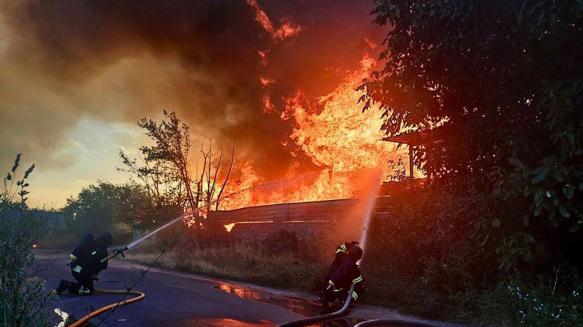 Kiew: Auf diesem vom ukrainischen Notdienst zur Verfügung gestellten Foto löschen Feuerwehrleute ein Feuer nach einem russischen Angriff in der Region Kiew. Kiew: Auf diesem vom ukrainischen Notdienst zur Verfügung gestellten Foto löschen Feuerwehrleute ein Feuer nach einem russischen Angriff in der Region Kiew.