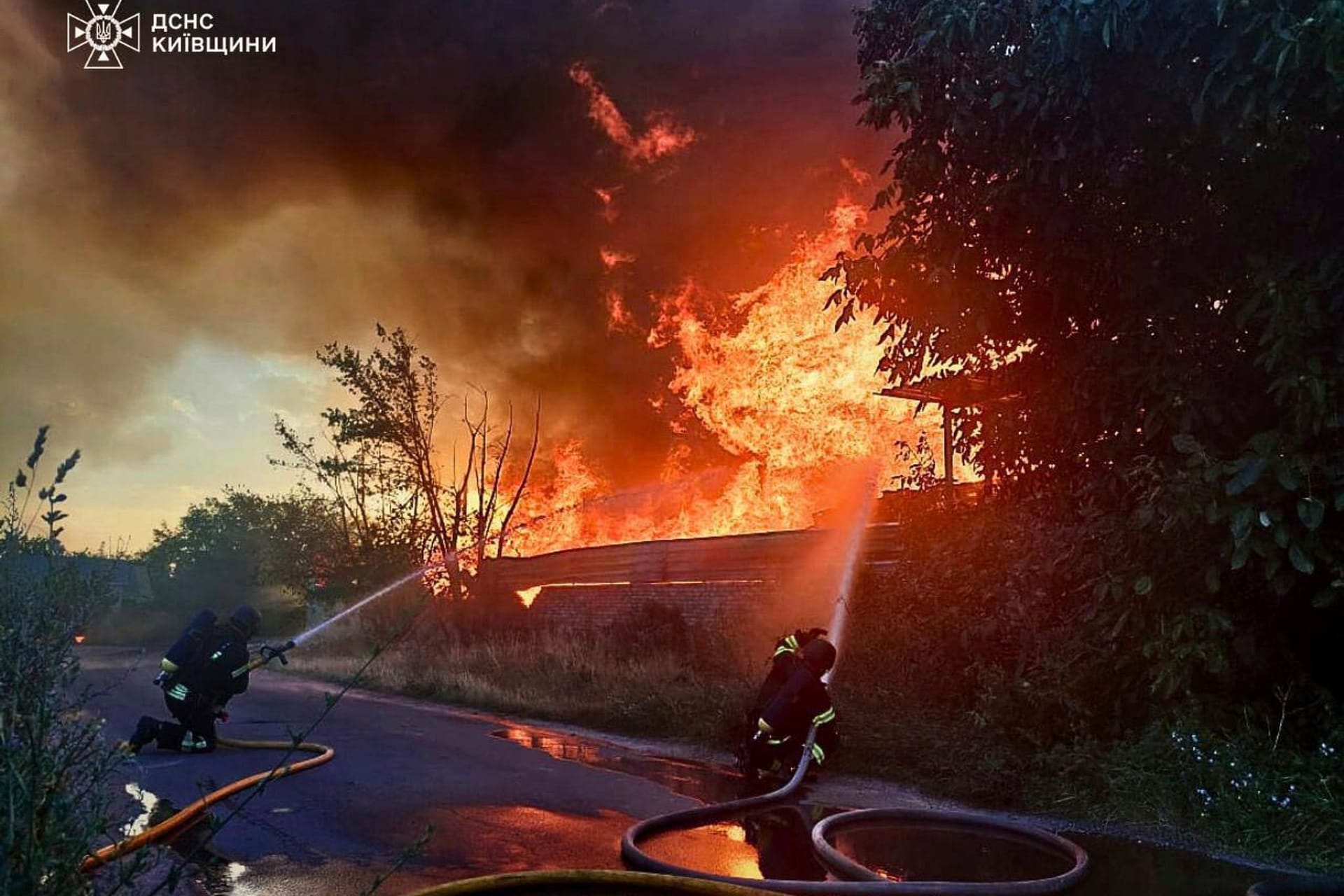 Kiew: Auf diesem vom ukrainischen Notdienst zur Verfügung gestellten Foto löschen Feuerwehrleute ein Feuer nach einem russischen Angriff in der Region Kiew.