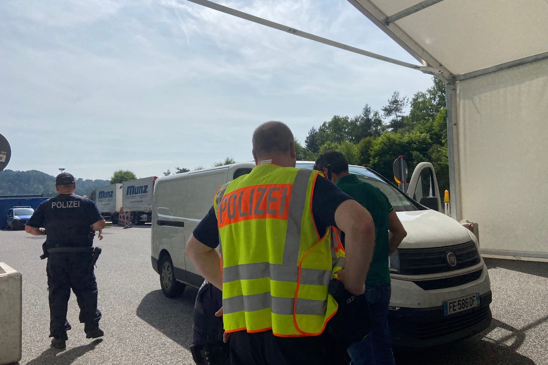 Die Polizei winkt viele Lieferwagen von der Autobahn. Die Polizei winkt viele Lieferwagen von der Autobahn.