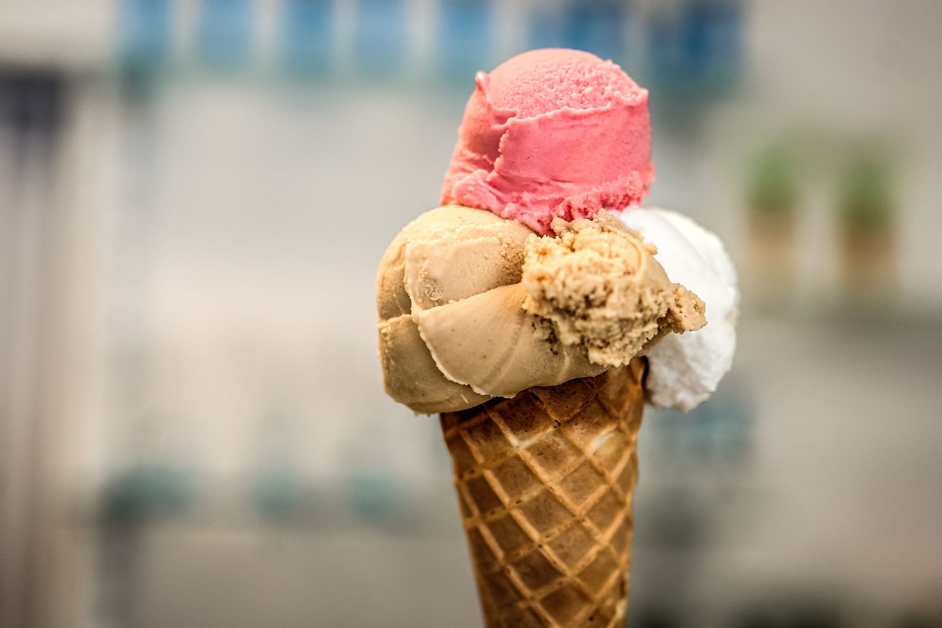 Drei Kugeln Eis im Hörnchen in einer Eisdiele (Symbolbild).