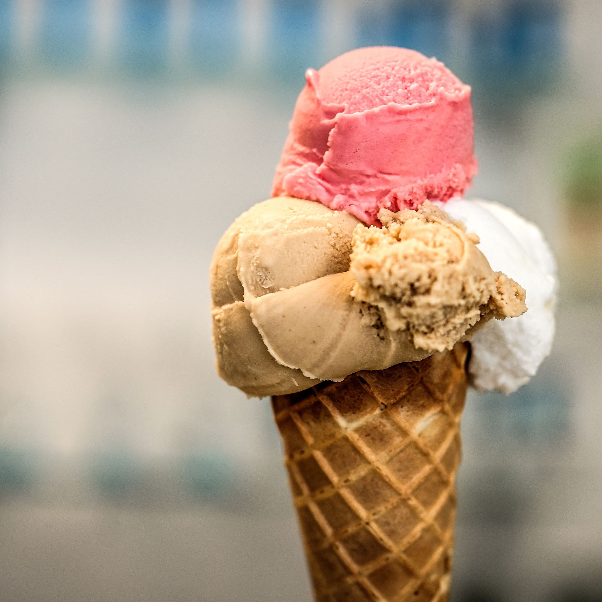 Drei Kugeln Eis im Hörnchen in einer Eisdiele (Symbolbild).