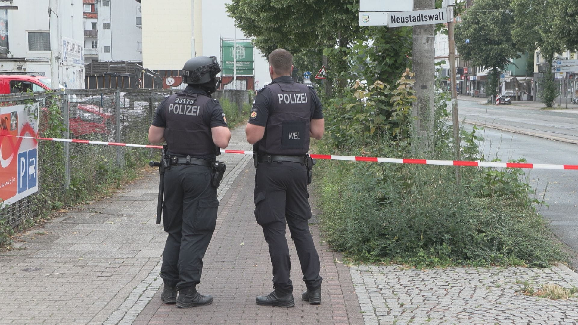 Polizei in der Neustadt: Der Einsatz zieht sich seit Donnerstag.