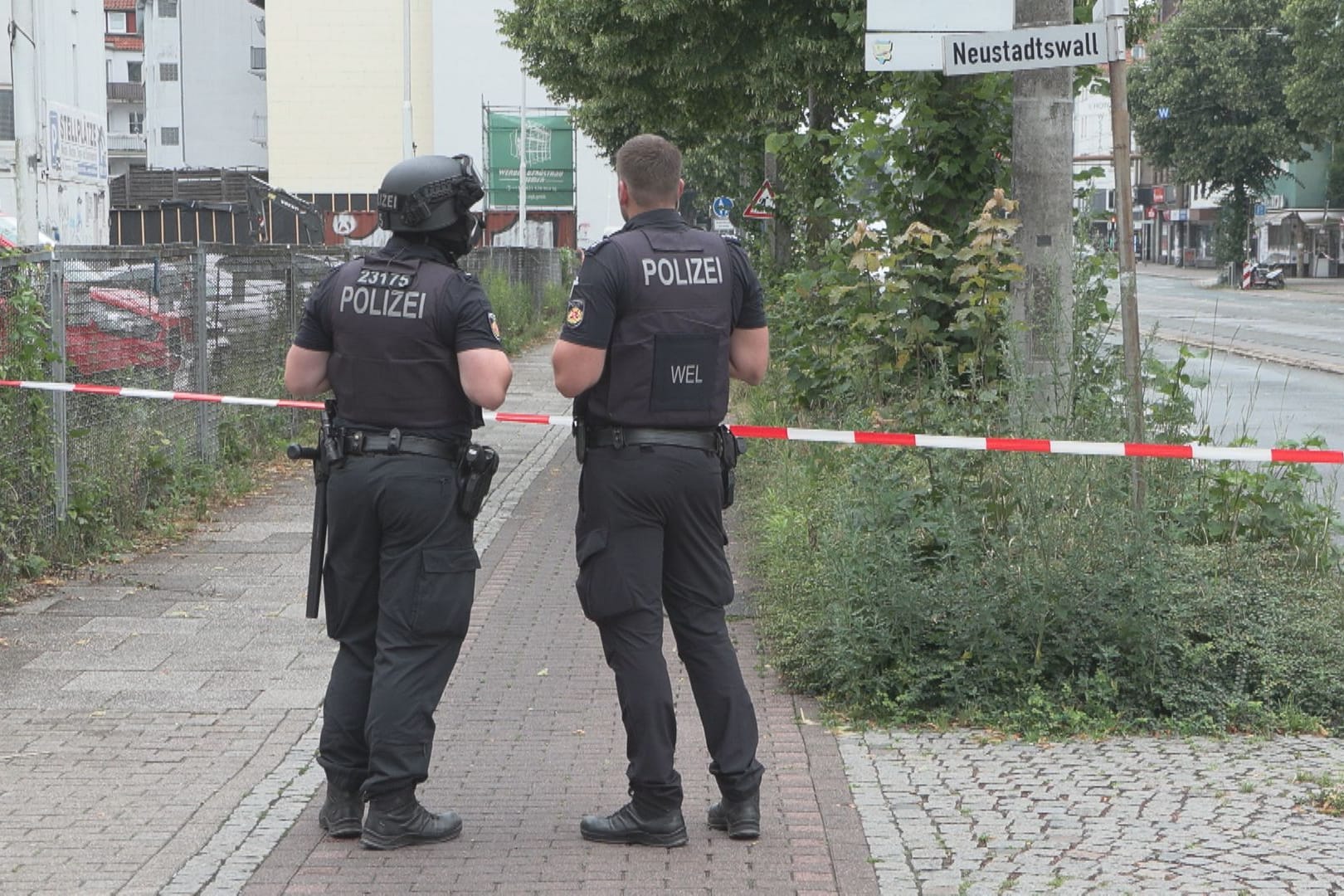Polizei in der Neustadt: Der Einsatz zieht sich seit Donnerstag.