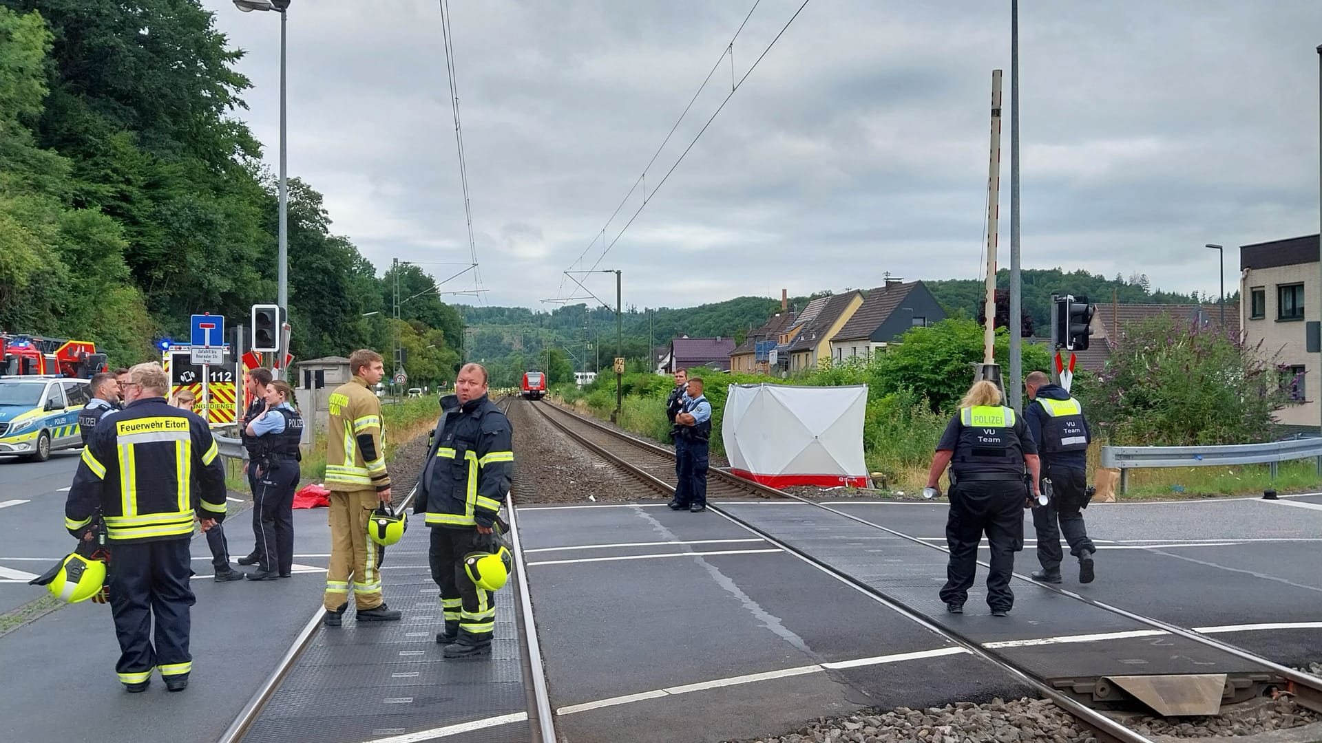 Der Bahnübergang am Spinnerweg in Eitorf: Eine S-Bahn in Fahrtrichtung Köln hat zwei Personen erfasst und dabei getötet. Der Bahnübergang am Spinnerweg in Eitorf: Eine S-Bahn in Fahrtrichtung Köln hat zwei Personen erfasst und dabei getötet.