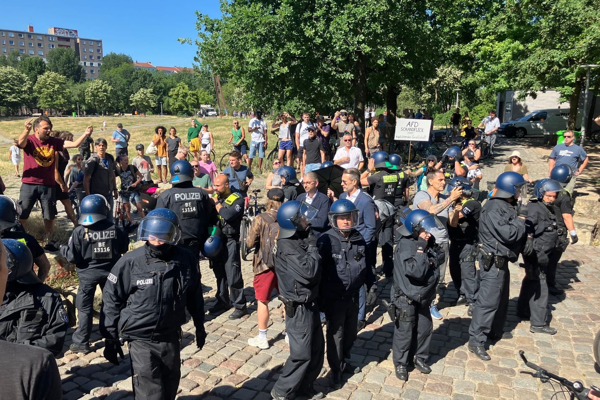 Demonstrierende und Polizisten im Görlitzer Park