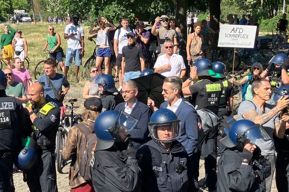 Demonstrierende und Polizisten im Görlitzer Park