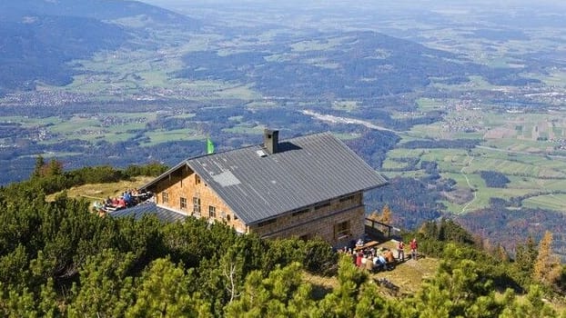 Unterhalb der beliebten Hütte liegt Salzburg, bei gutem Wetter kann man sogar bis München schauen (Archivbild).