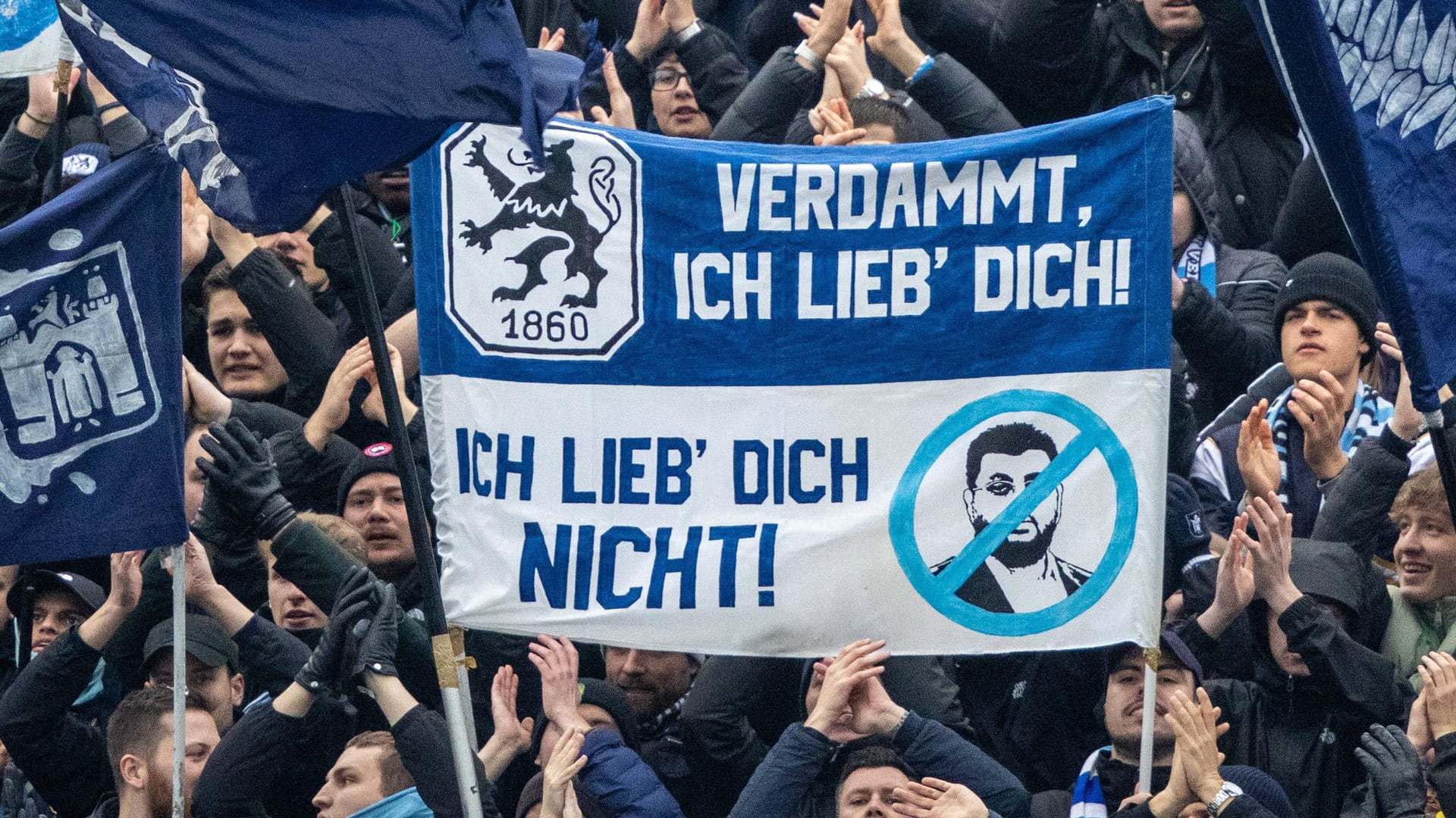 Fans protestieren mit einem Doppelhalter gegen Hasan Ismaik: Der Jordanier war in der aktiven Szene nie beliebt.