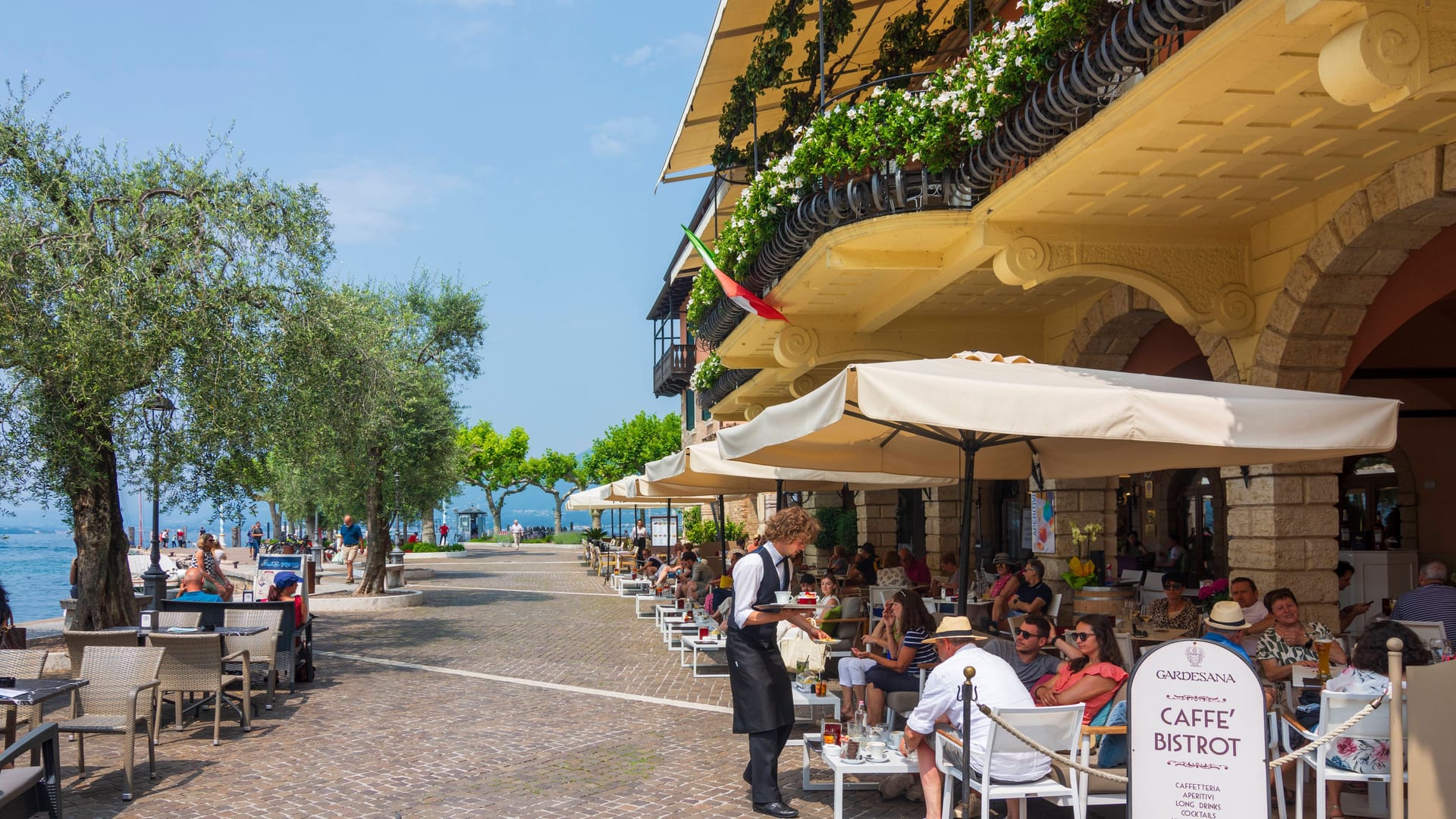 Im Hafen von Torri del Benaco: Wer hier im Restaurant speist, genießt einen tollen Ausblick auf den Gardasee.