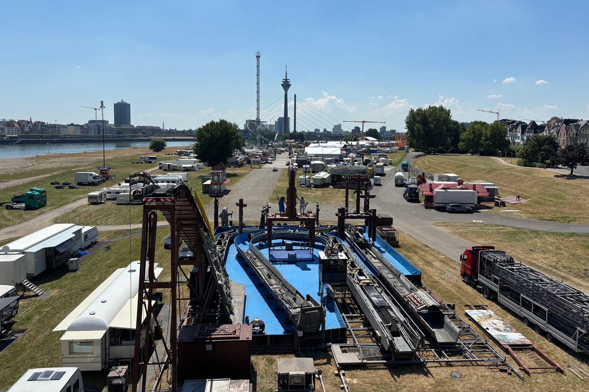 Aufbau der Rheinkirmes: Am 11. Juli geht es los.
