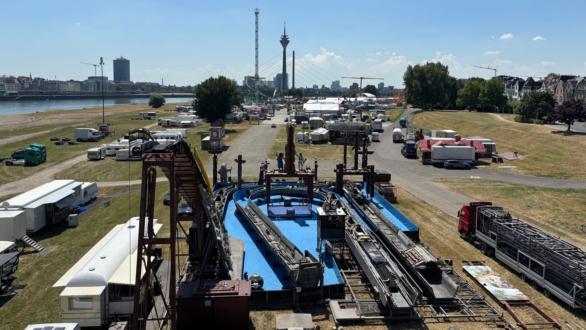 Aufbau der Rheinkirmes: Am 11. Juli geht es los.