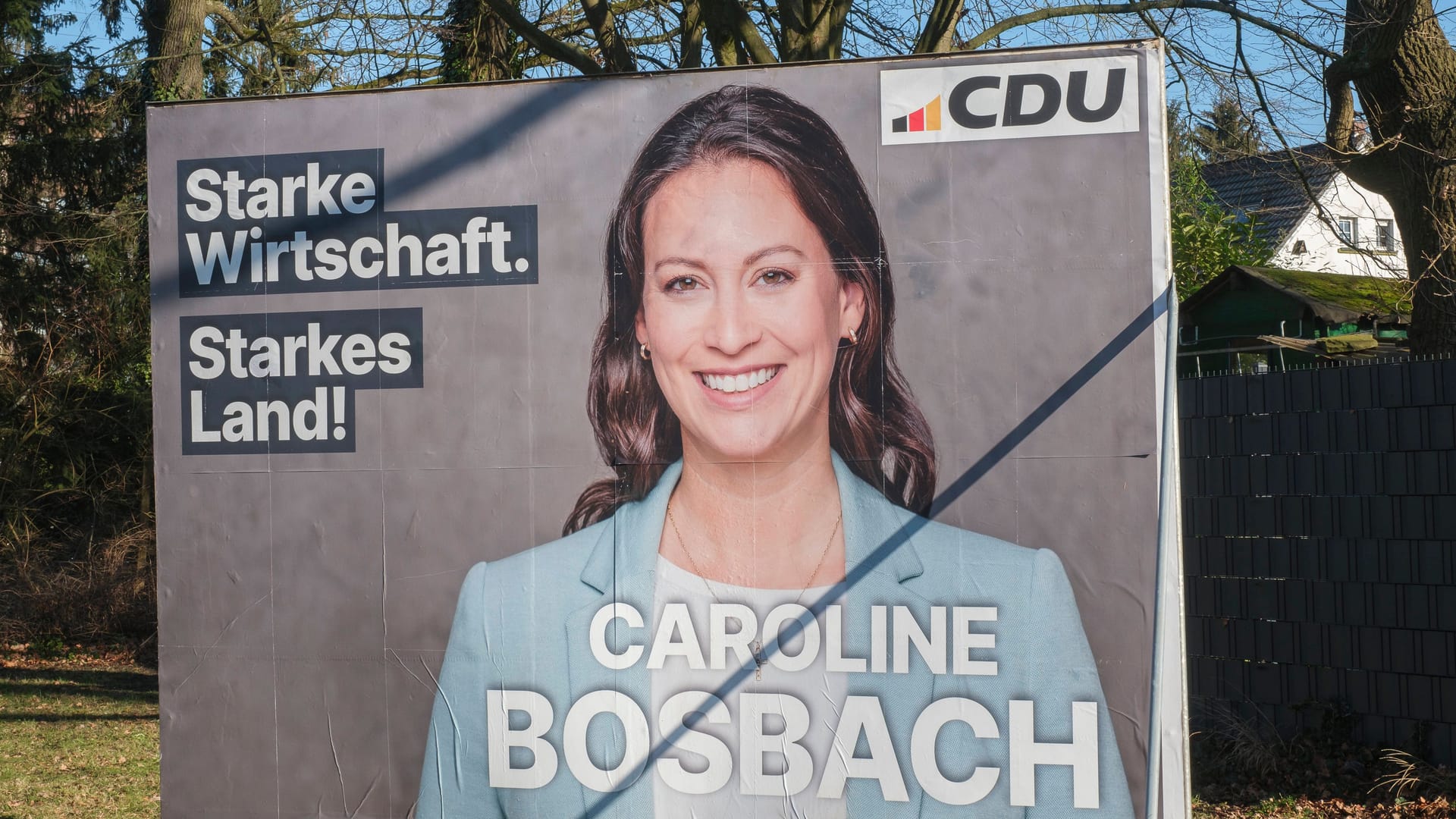Wahlplakat von Caroline Bosbach in Bergisch Gladbach: Sie möchte Wirtschaftskompetenz ausstrahlen. (Archivbild)