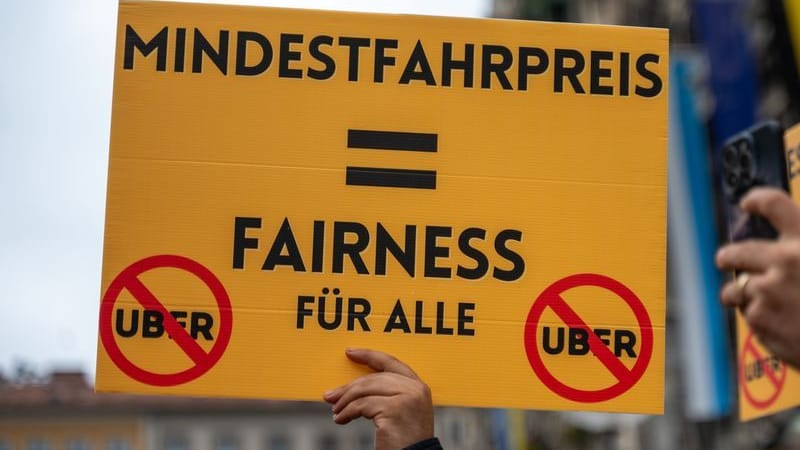Ein Taxifahrer hält bei einer Demonstration auf dem Münchner Marienplatz ein Schild hoch: Bereits am Dienstag demonstrierten die Taxifahrer in München. Ein Taxifahrer hält bei einer Demonstration auf dem Münchner Marienplatz ein Schild hoch: Bereits am Dienstag demonstrierten die Taxifahrer in München.