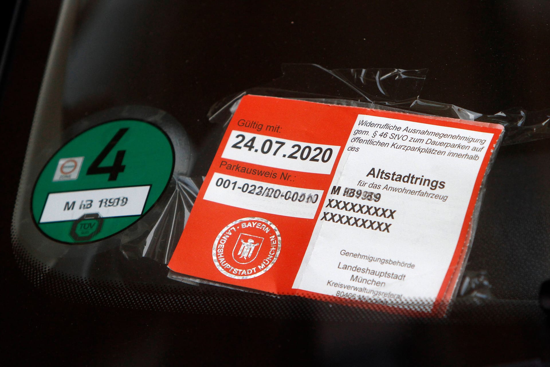 Ein Bewohnerausweis in einem Auto in München (Archivbild): Parken ist in der bayerischen Landeshauptstadt vergleichsweise günstig.