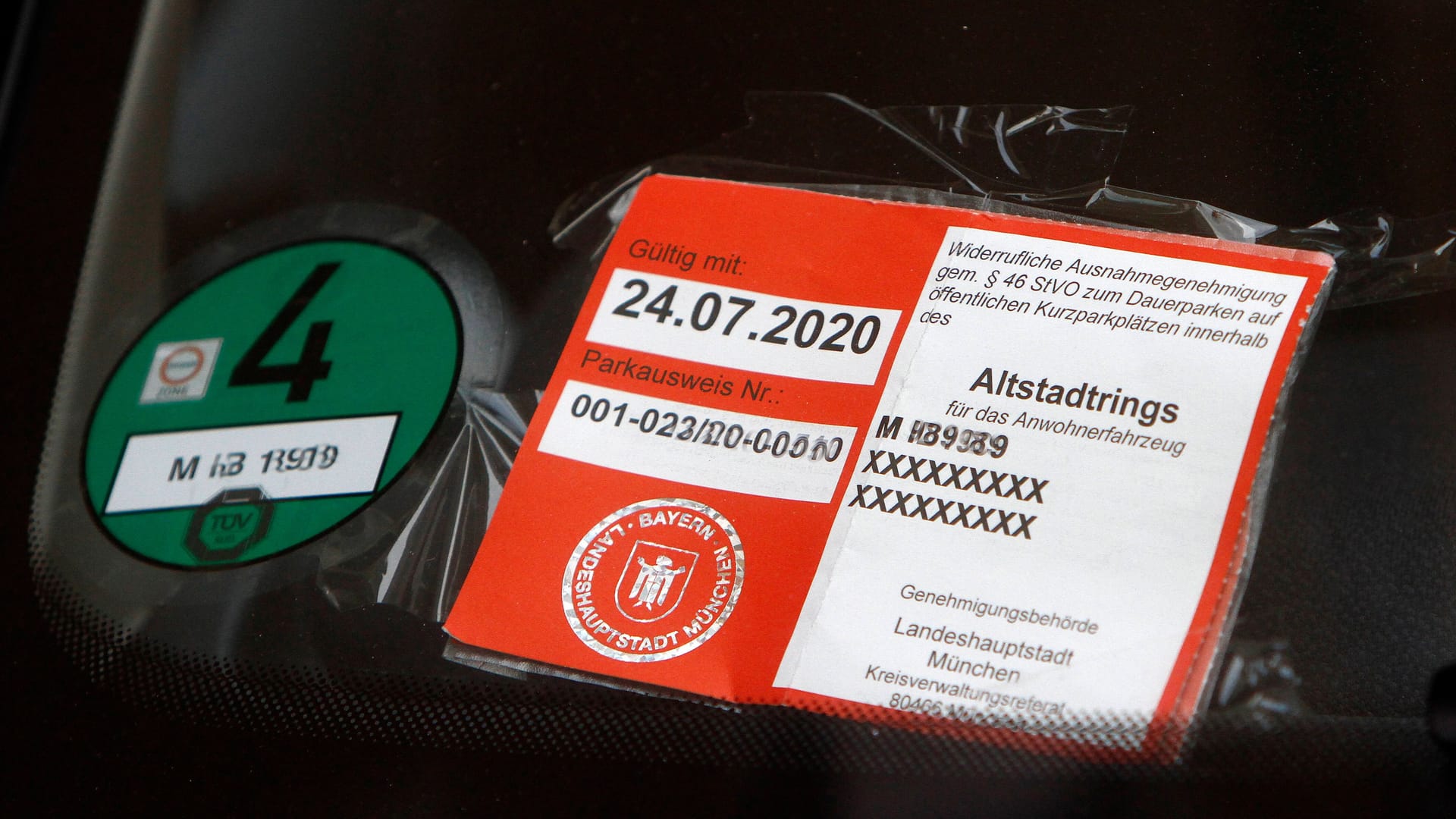 Ein Bewohnerausweis in einem Auto in München (Archivbild): Parken ist in der bayerischen Landeshauptstadt vergleichsweise günstig.
