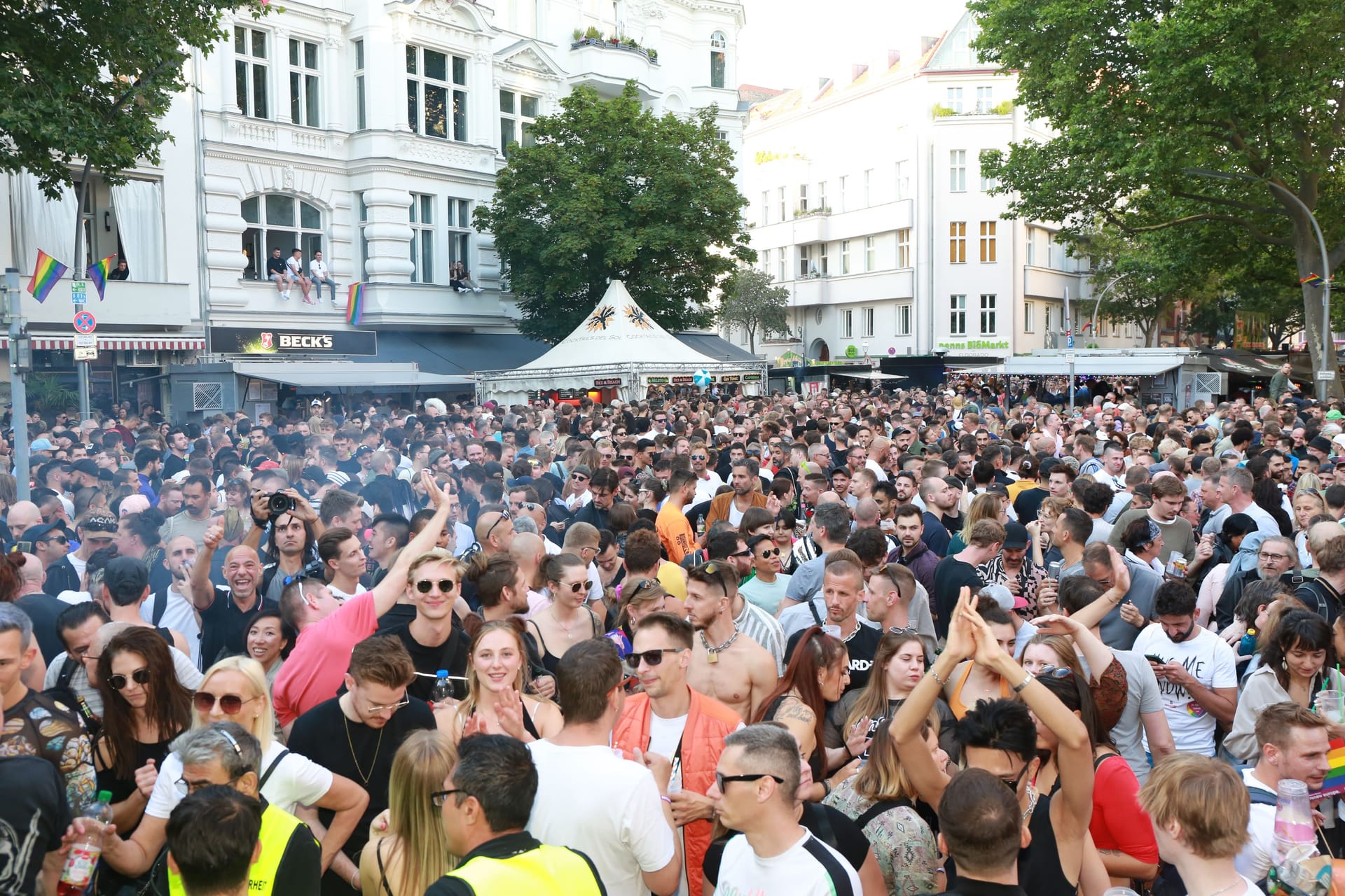 Besucher beim lesbisch-schwulen Stadtfest an der Motzstraße (Archivbild): Am Wochenende findet die Open-Air-Feier wieder in Schöneberg statt.
