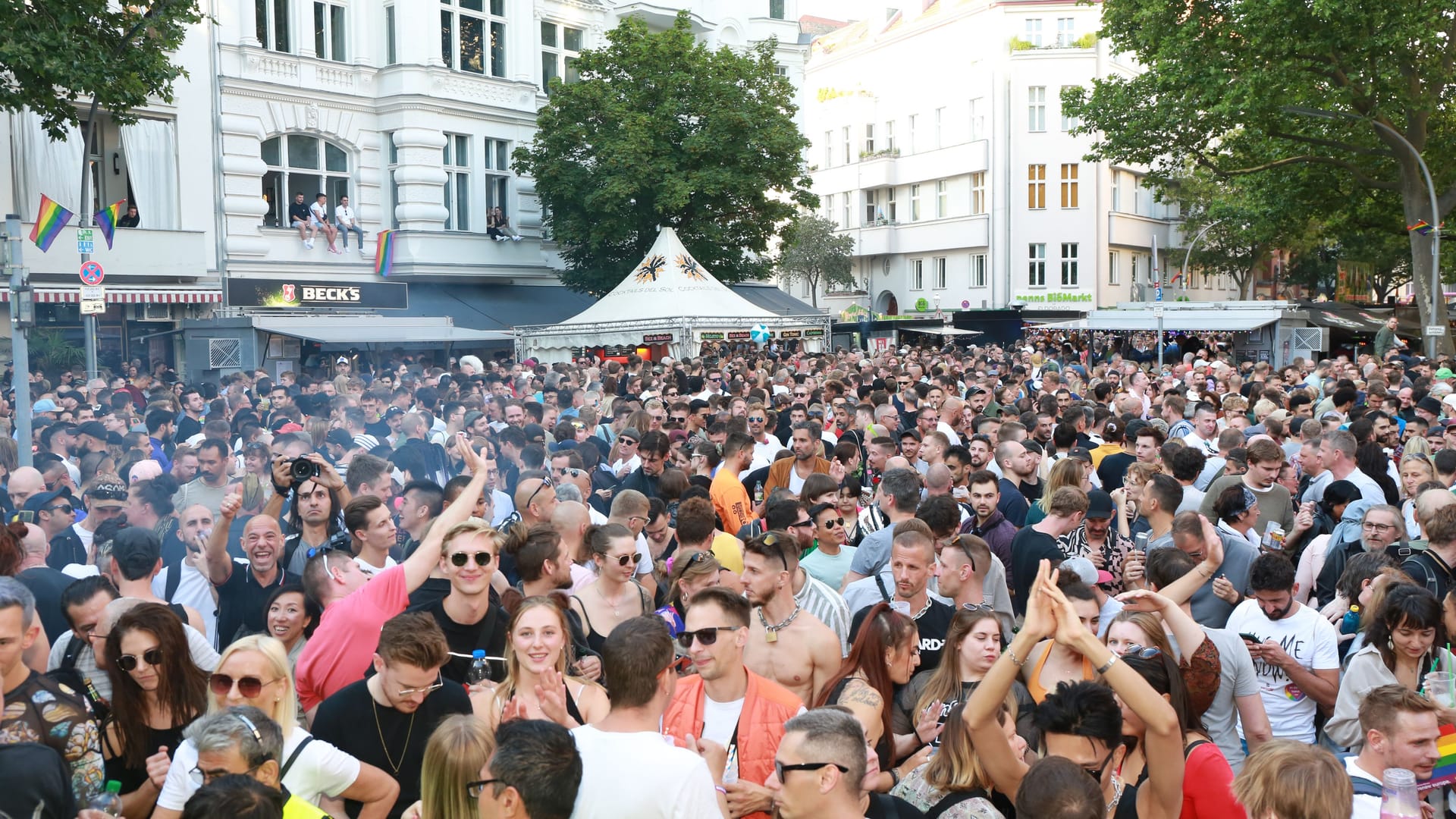 Besucher beim lesbisch-schwulen Stadtfest an der Motzstraße (Archivbild): Am Wochenende findet die Open-Air-Feier wieder in Schöneberg statt.