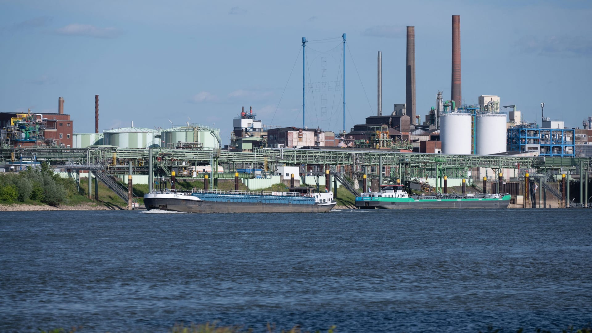 Blick auf den Chempark Leverkusen (Archivfoto): Von dort geräten immer wieder umstrittenes Abwasser in den Rhein.