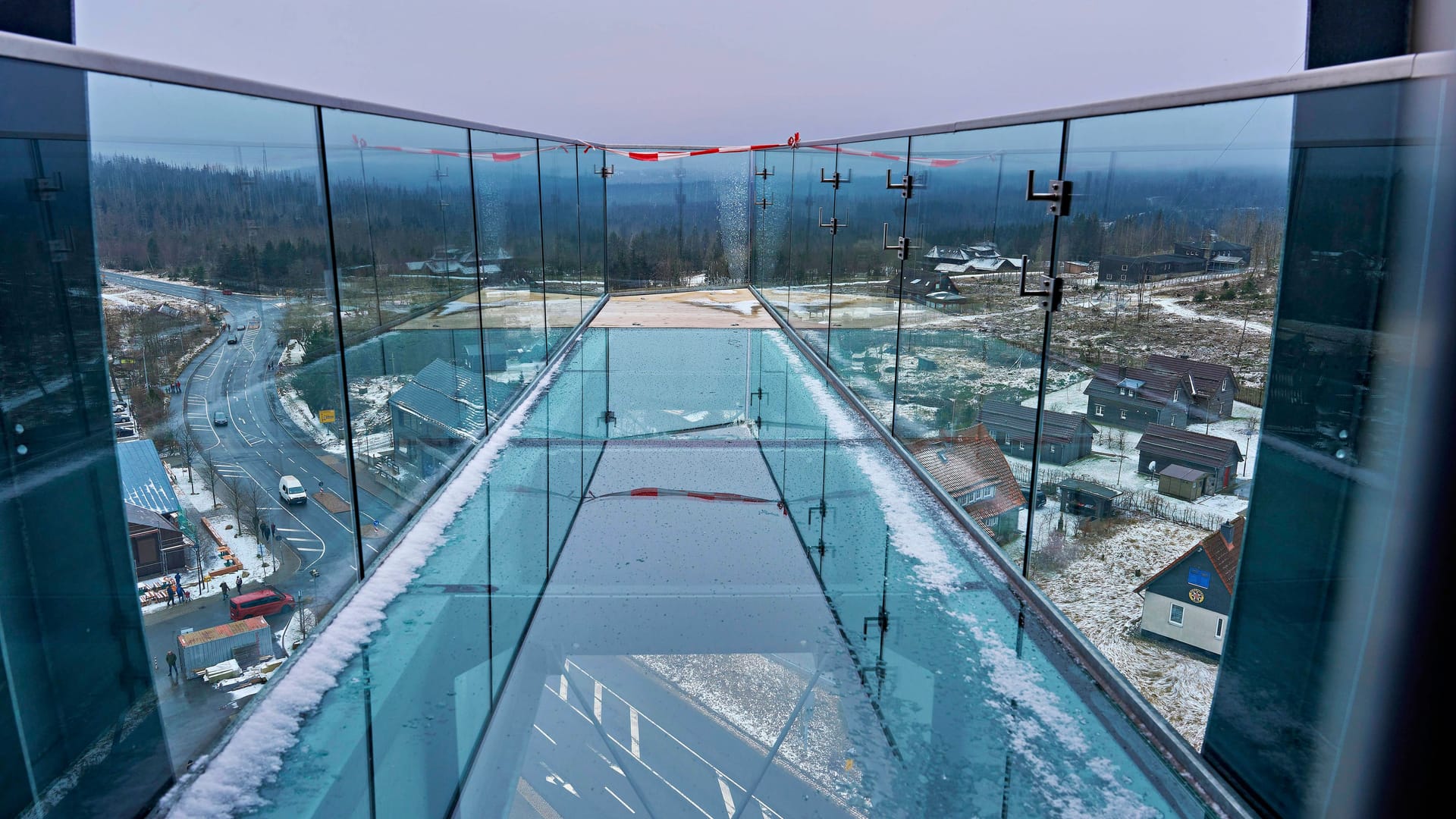 Auf 45 Metern Turmhöhe befindet sich neben zwei Panoramaplattformen und dem Startpunkt einer Rutsche auch ein Skywalk.